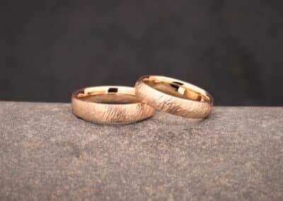 trau ringe aus rose gold mit schraegen hammerschlag angefertigt im schmuckgarten