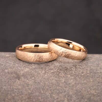 trau ringe aus rose gold mit schraegen hammerschlag angefertigt im schmuckgarten