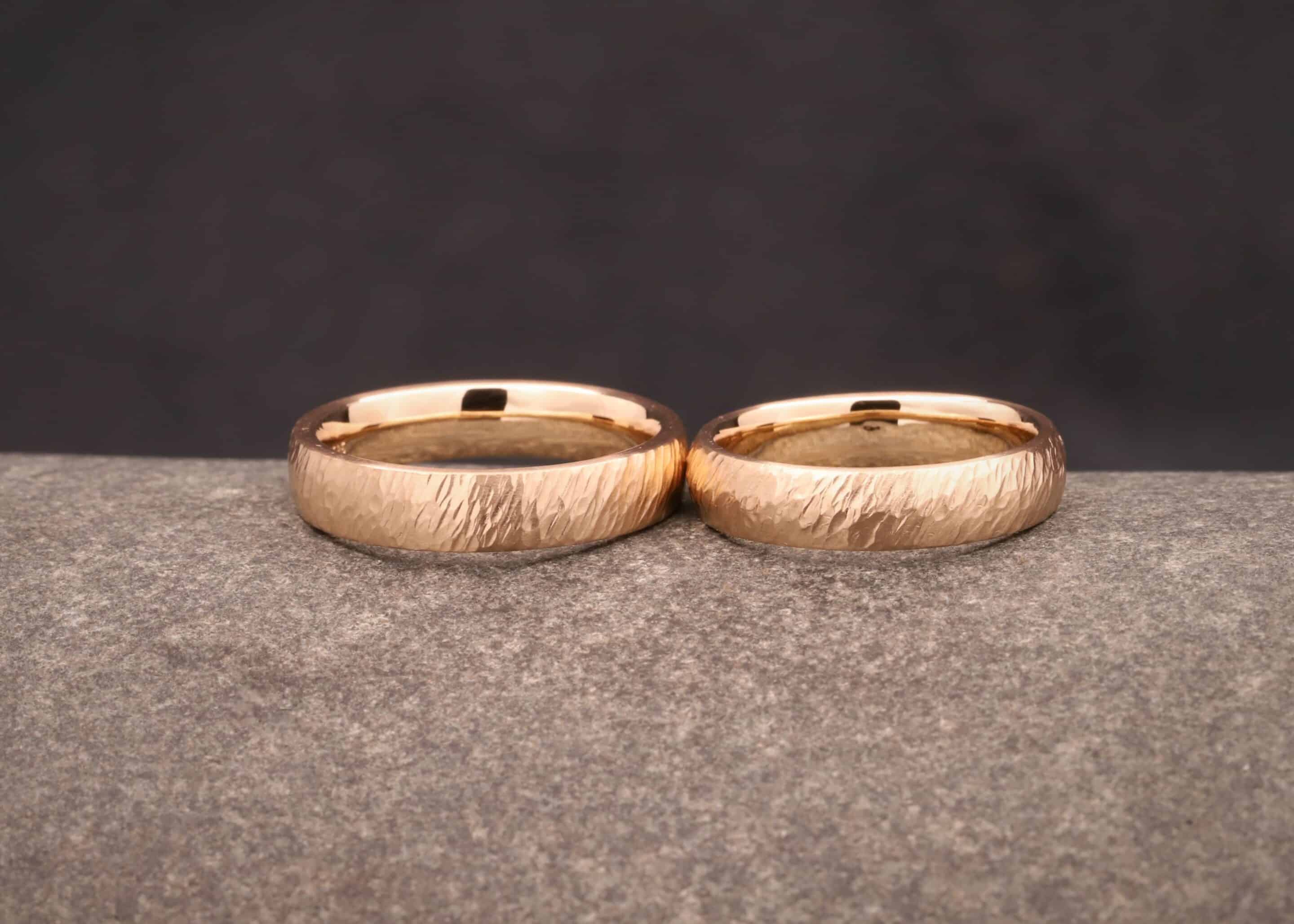 trau ringe aus rose gold mit schraegen hammerschlag angefertigt im schmuckgarten