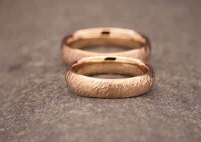 trau ringe aus rose gold mit schraegen hammerschlag angefertigt im schmuckgarten