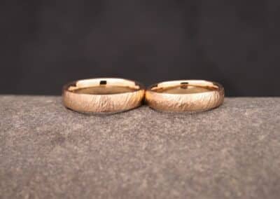 trau ringe aus rose gold mit schraegen hammerschlag angefertigt im schmuckgarten