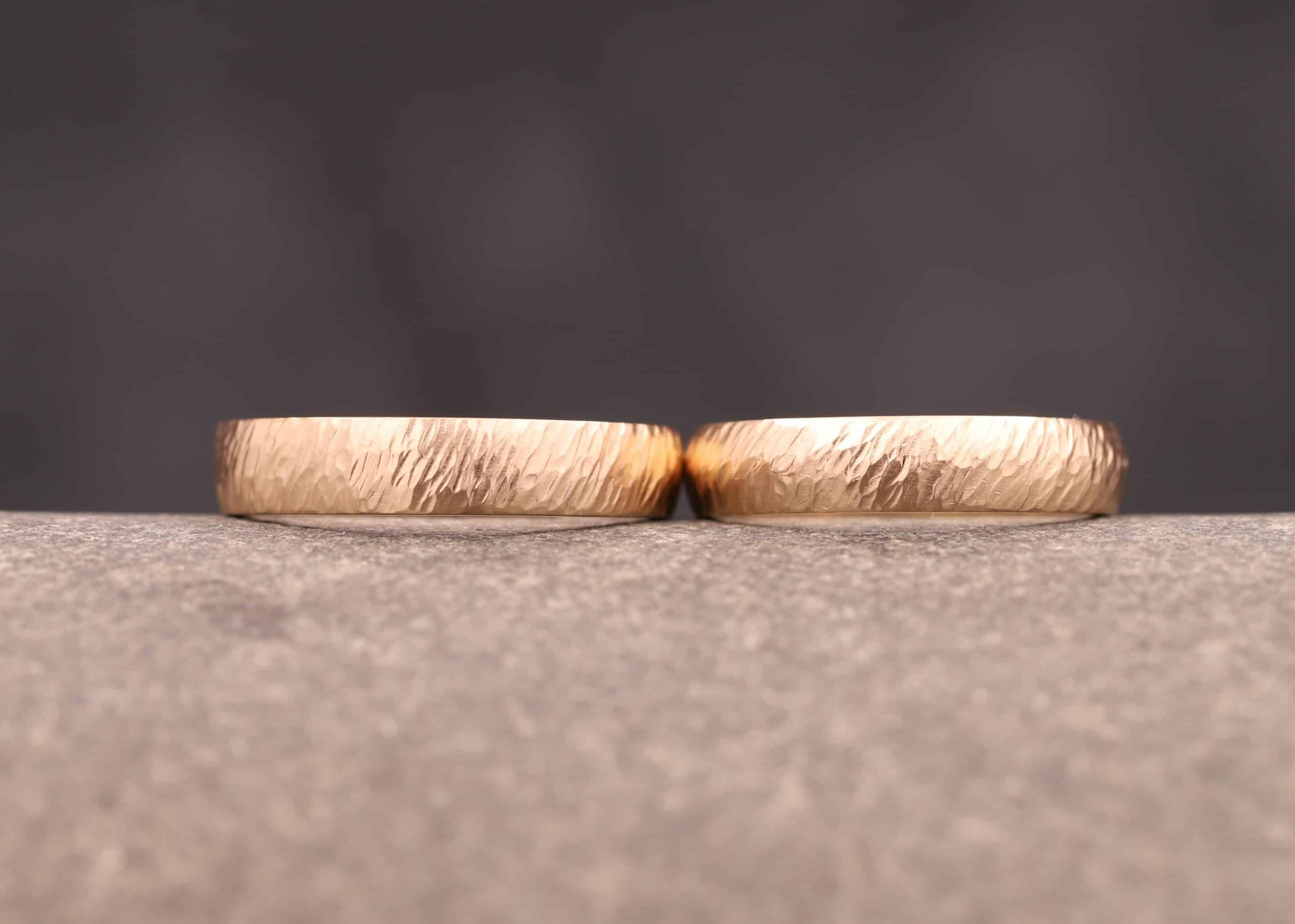 trau ringe aus rose gold mit schraegen hammerschlag angefertigt im schmuckgarten