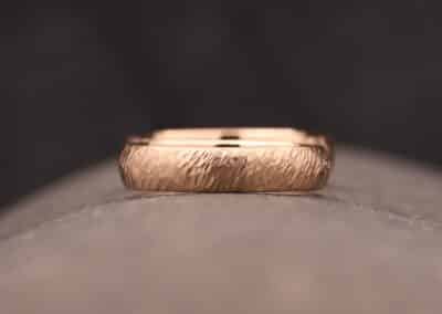 trau ringe aus rose gold mit schraegen hammerschlag angefertigt im schmuckgarten