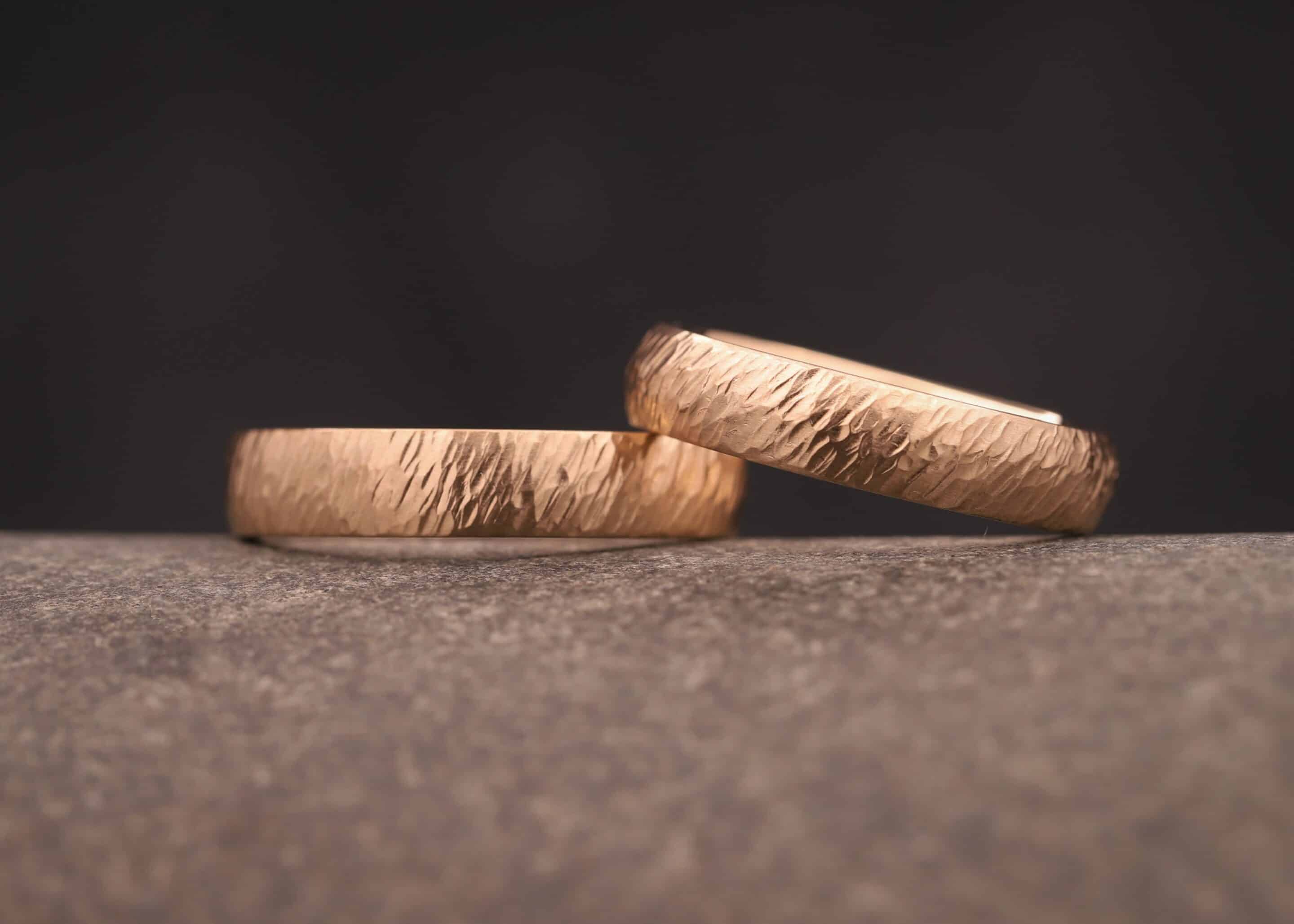 trau ringe aus rose gold mit schraegen hammerschlag angefertigt im schmuckgarten