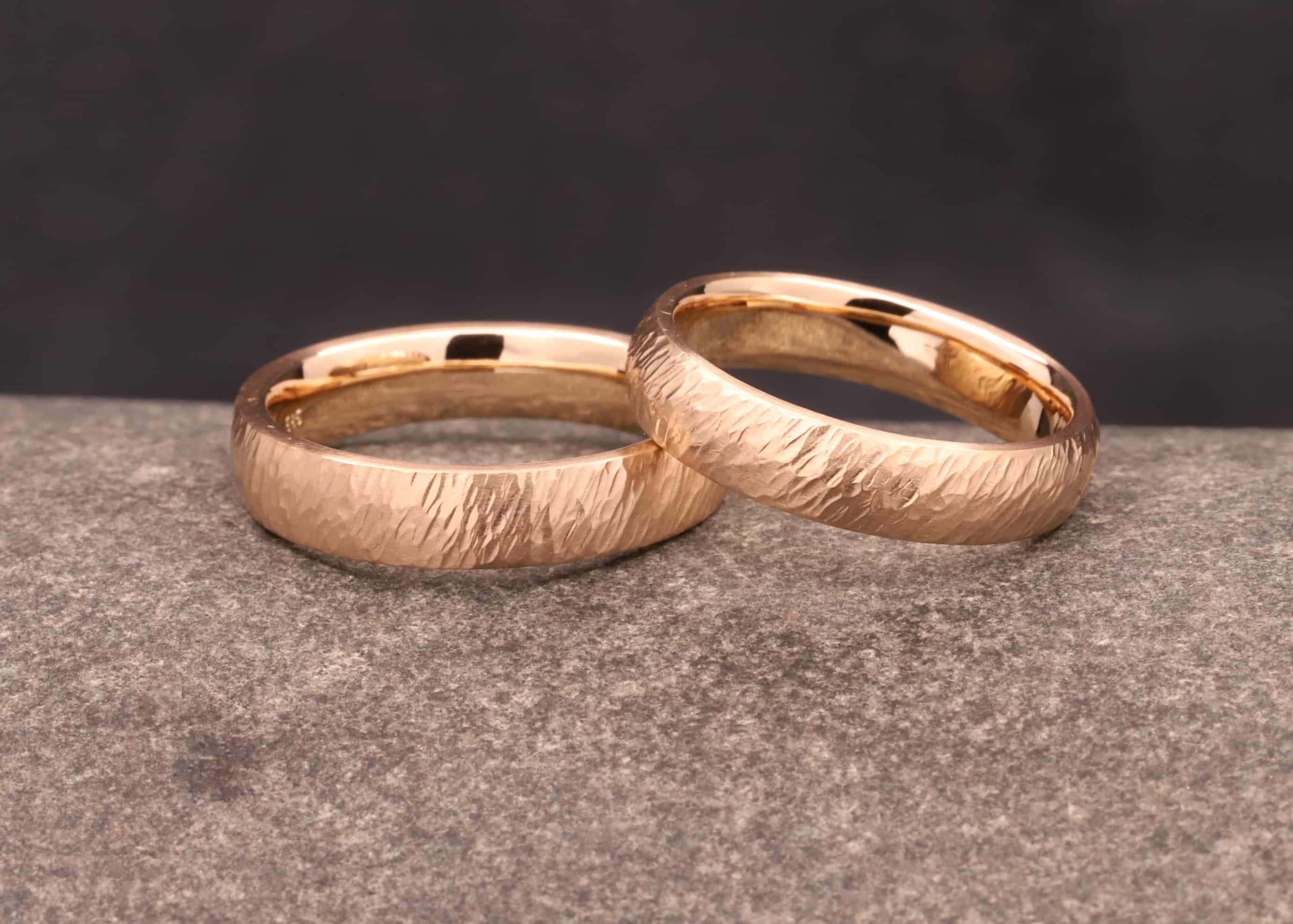 trau ringe aus rose gold mit schraegen hammerschlag angefertigt im schmuckgarten