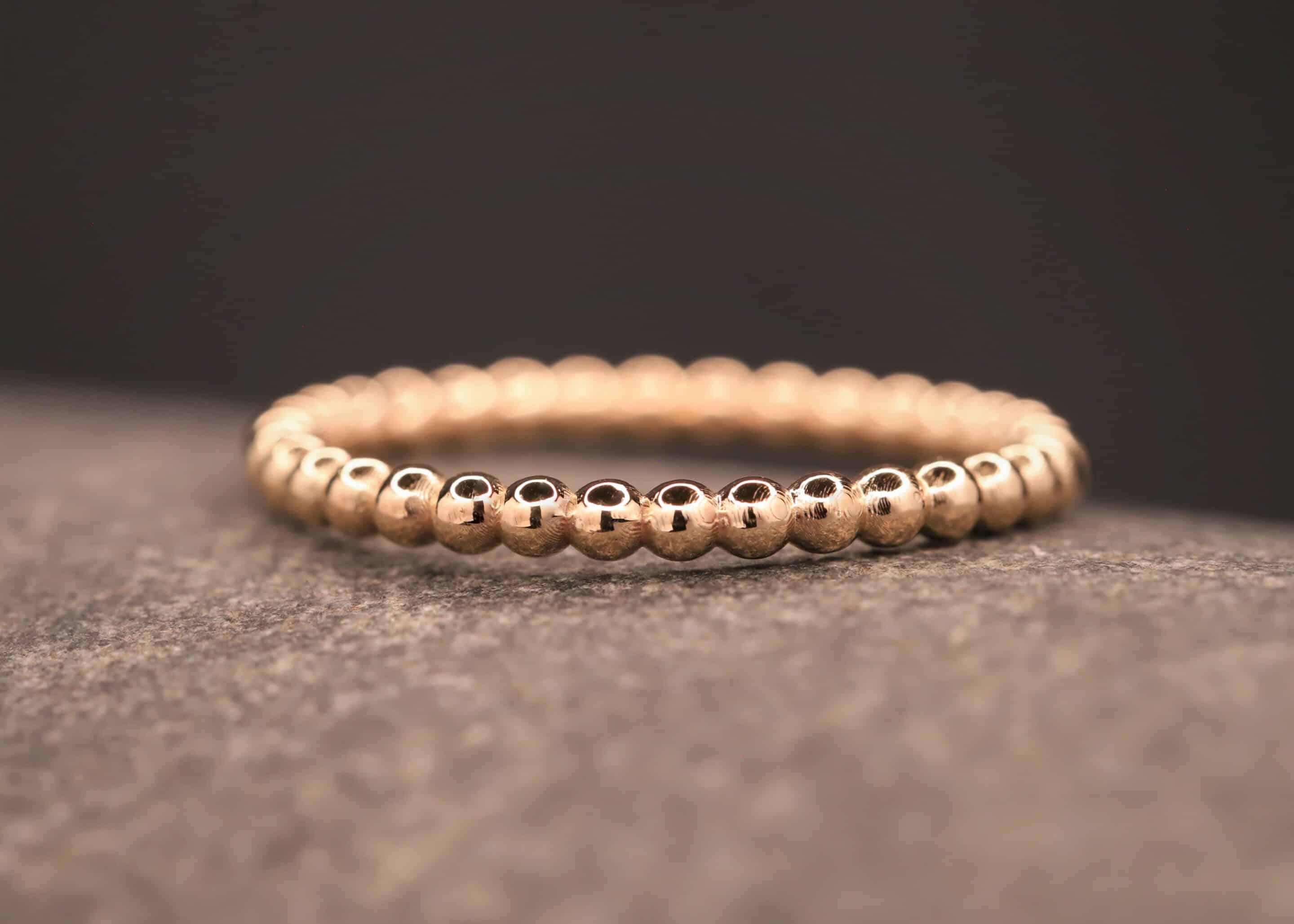 schoener polierter kuegelchen ring aus gold angefertigt im schmuckgarten
