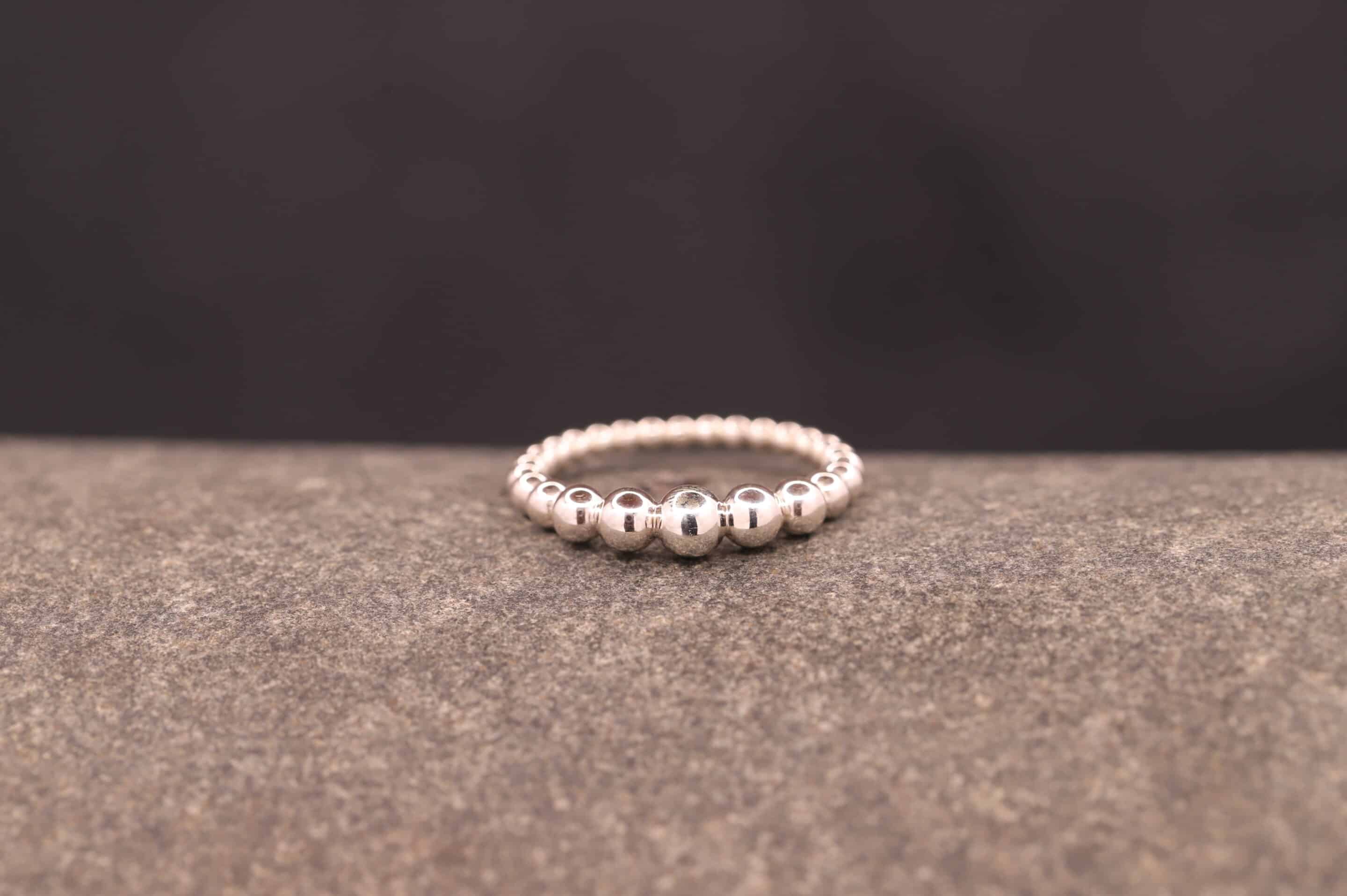 verspielter silber kugel ring im verlauf aus stolberg