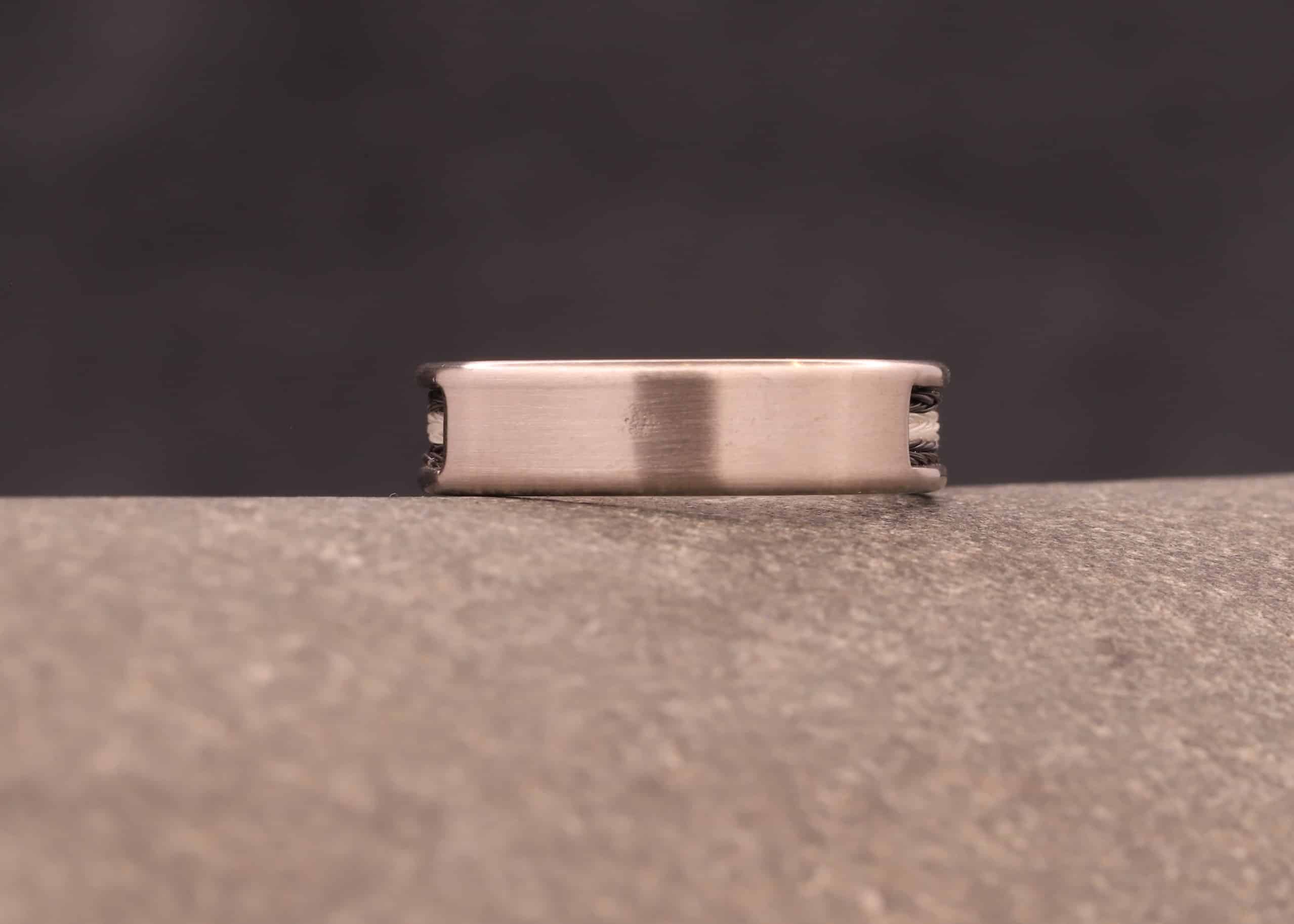 matter weiß gold ring komfort modell mit gewebten pferdehaaren hergestellt im schmuckgarten