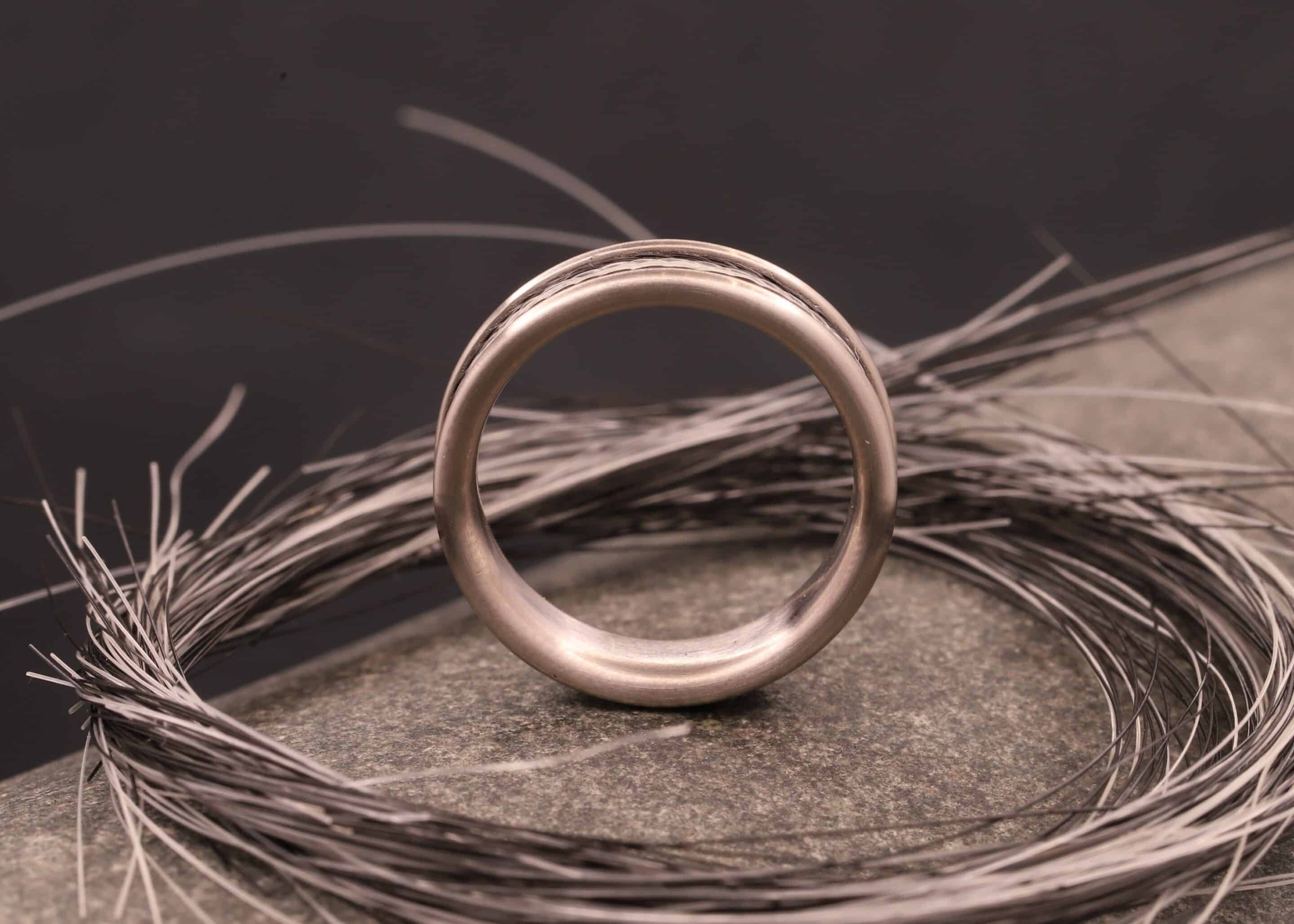 matter weiß gold ring komfort modell mit gewebten pferdehaaren hergestellt im schmuckgarten