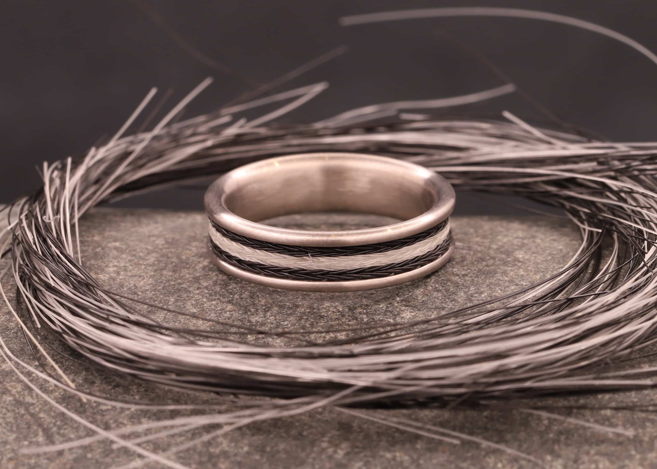 matter weiß gold ring komfort modell mit gewebten pferdehaaren hergestellt im schmuckgarten