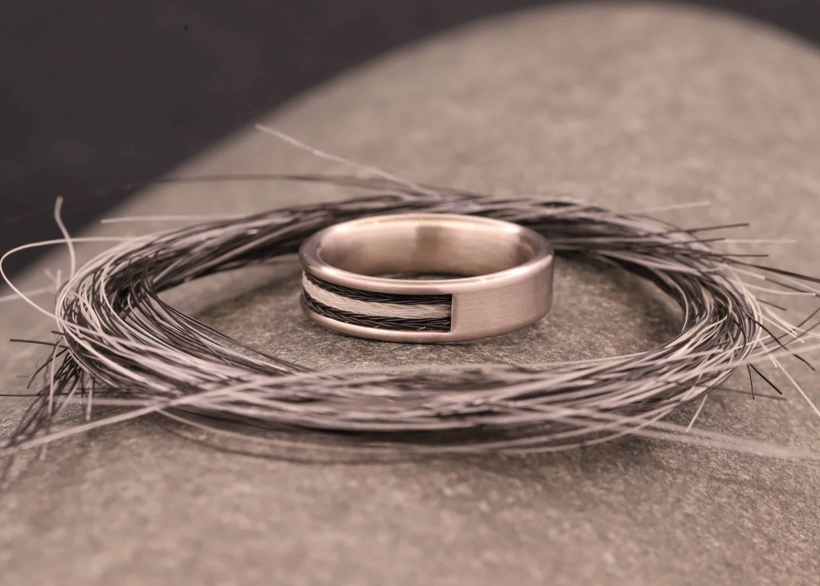 matter weiß gold ring komfort modell mit gewebten pferdehaaren hergestellt im schmuckgarten