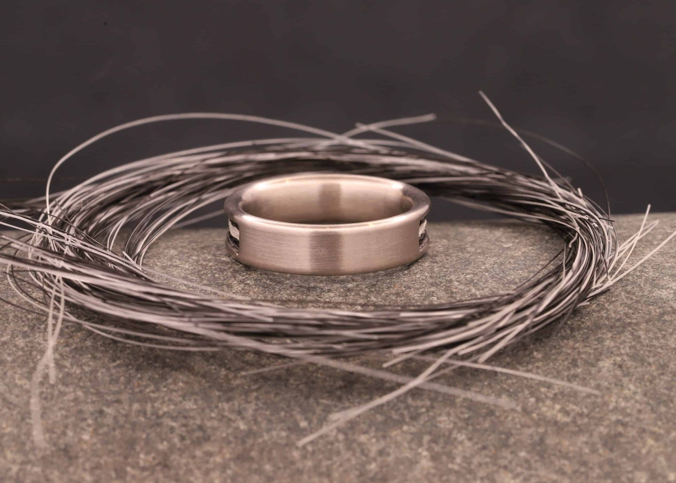 matter weiß gold ring komfort modell mit gewebten pferdehaaren hergestellt im schmuckgarten