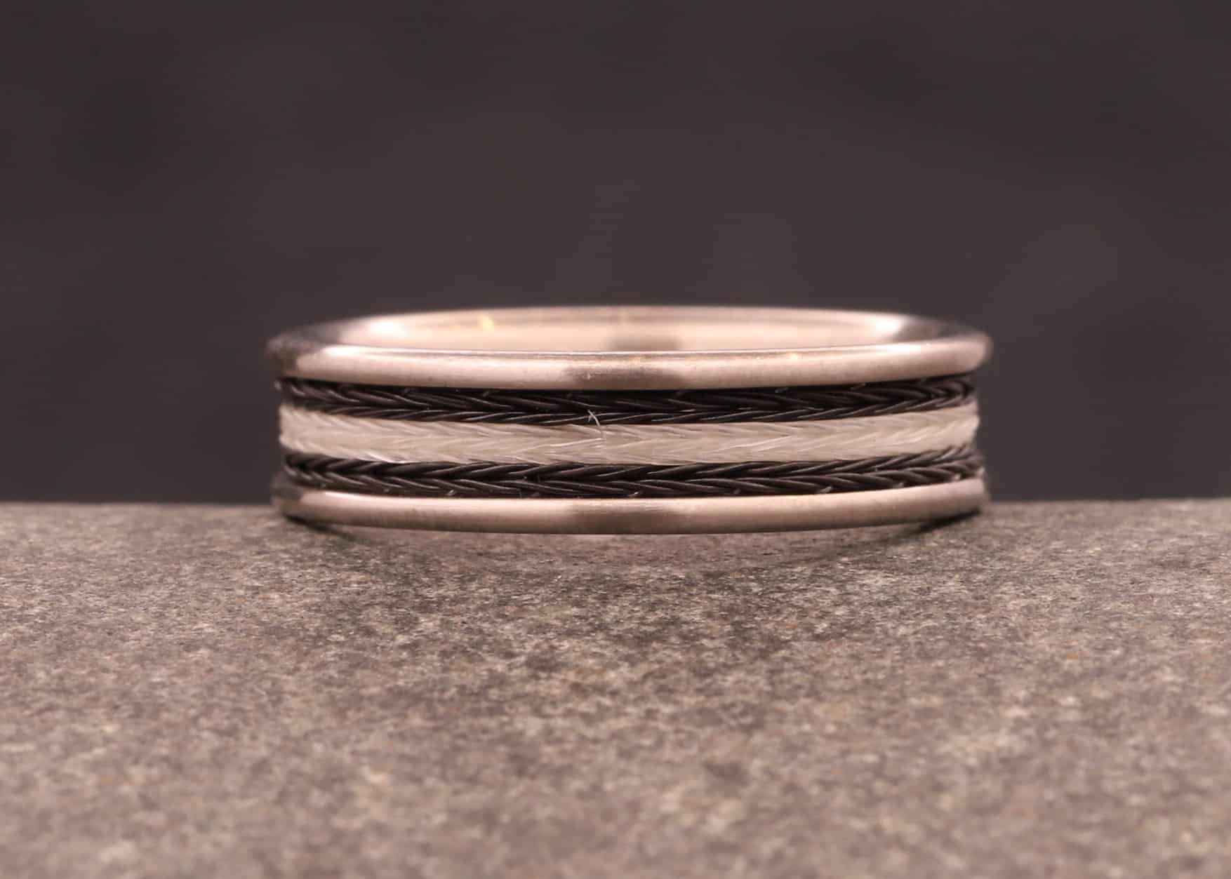 matter weiß gold ring komfort modell mit gewebten pferdehaaren hergestellt im schmuckgarten