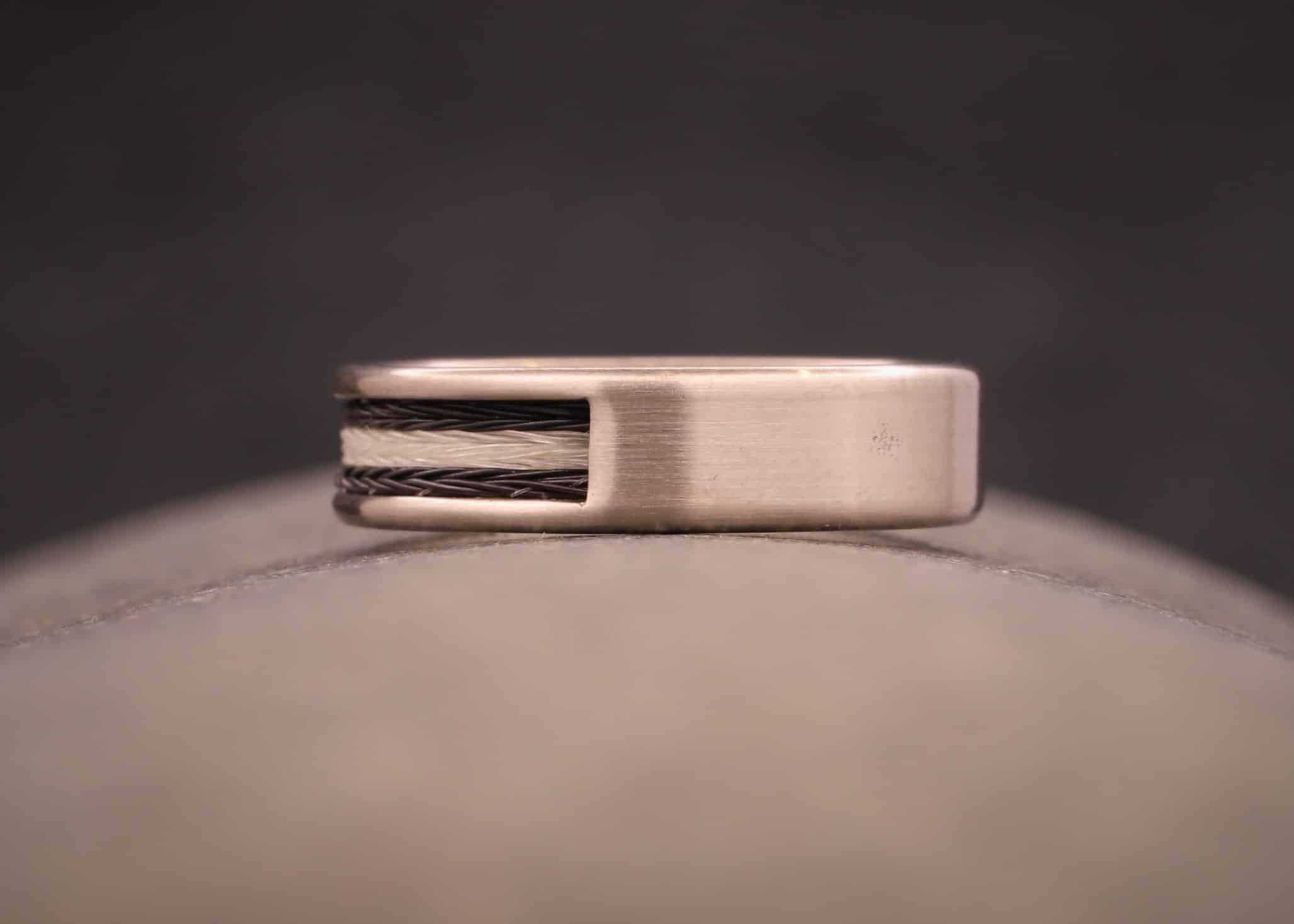 matter weiß gold ring komfort modell mit gewebten pferdehaaren hergestellt im schmuckgarten