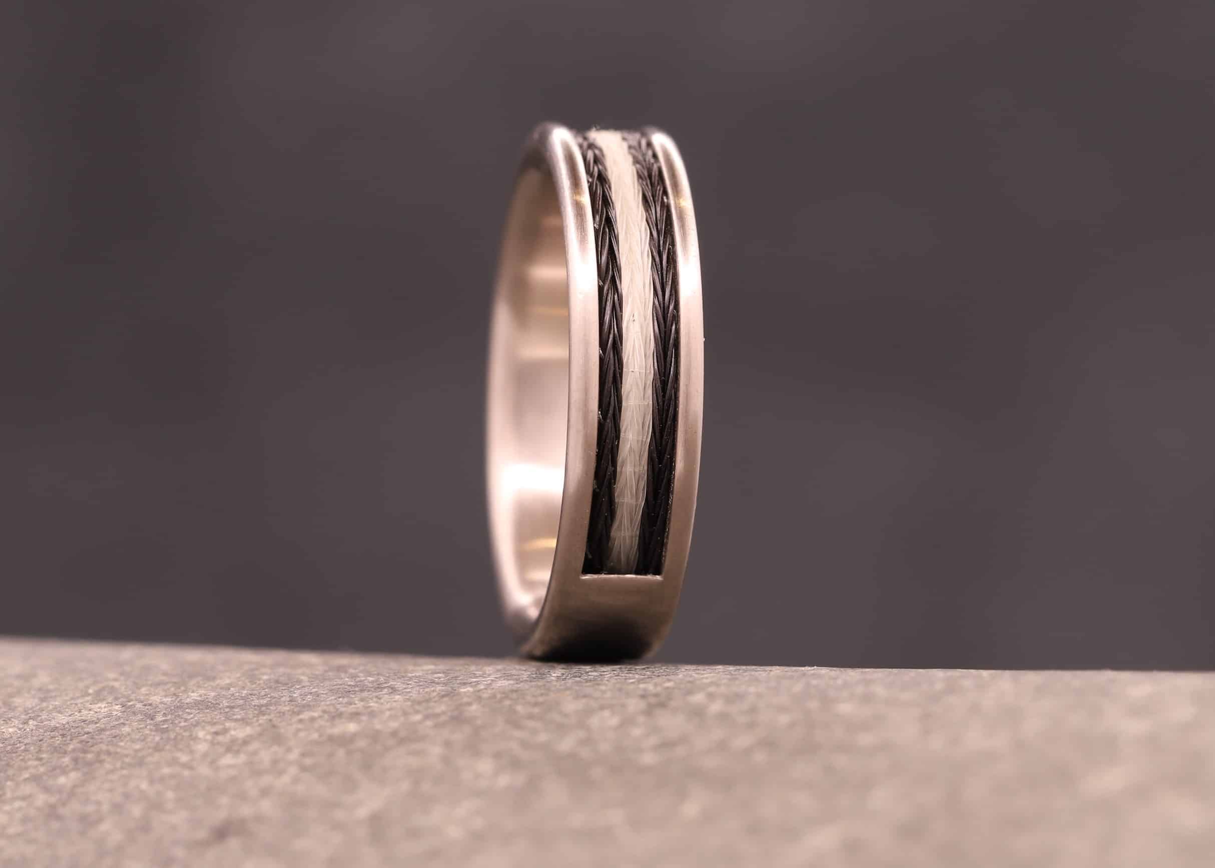 matter weiß gold ring komfort modell mit gewebten pferdehaaren hergestellt im schmuckgarten