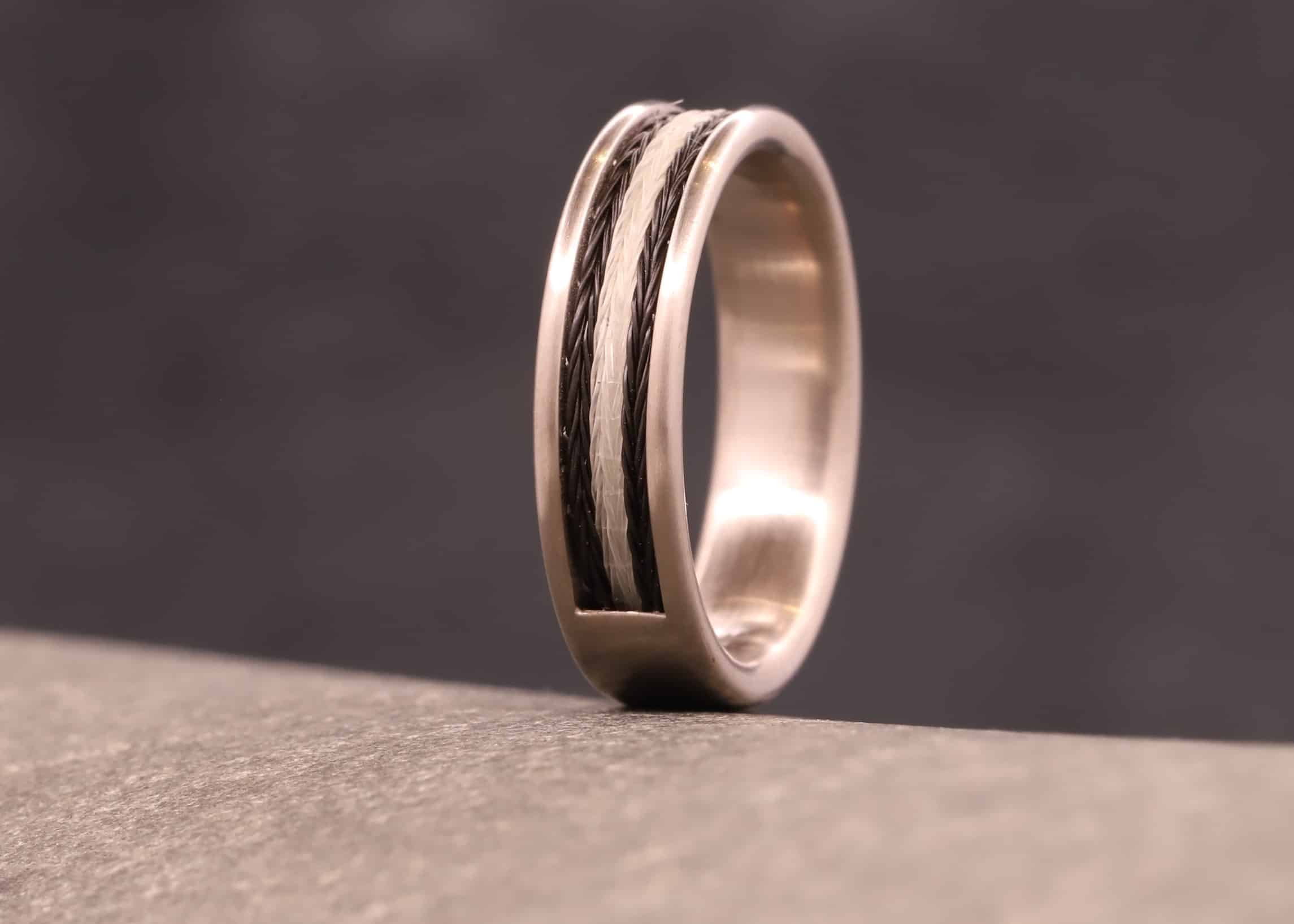 matter weiß gold ring komfort modell mit gewebten pferdehaaren hergestellt im schmuckgarten