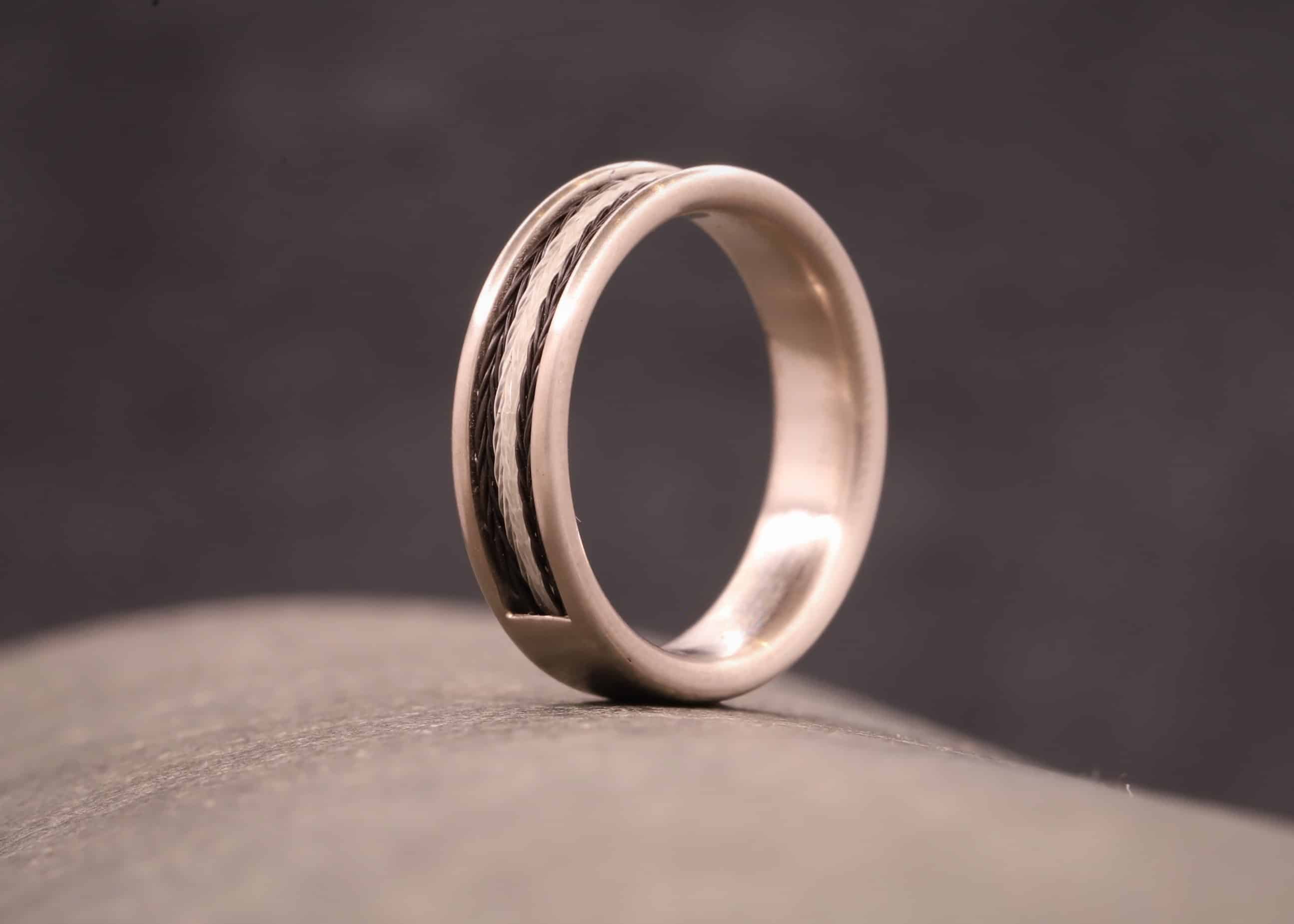 matter weiß gold ring komfort modell mit gewebten pferdehaaren hergestellt im schmuckgarten