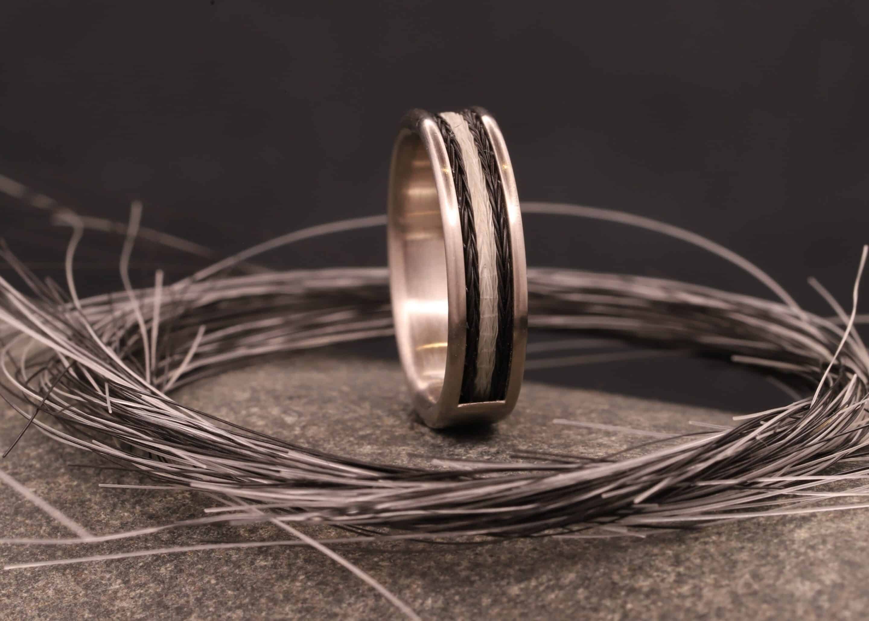 matter weiß gold ring komfort modell mit gewebten pferdehaaren hergestellt im schmuckgarten