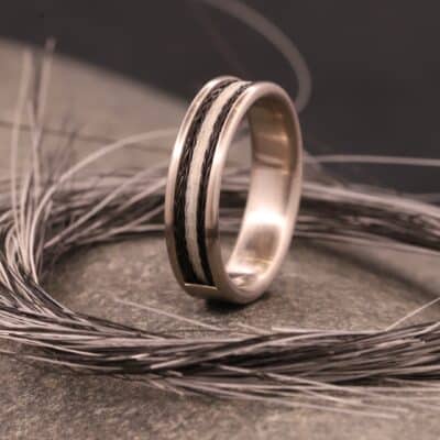 matter weiß gold ring komfort modell mit gewebten pferdehaaren hergestellt im schmuckgarten