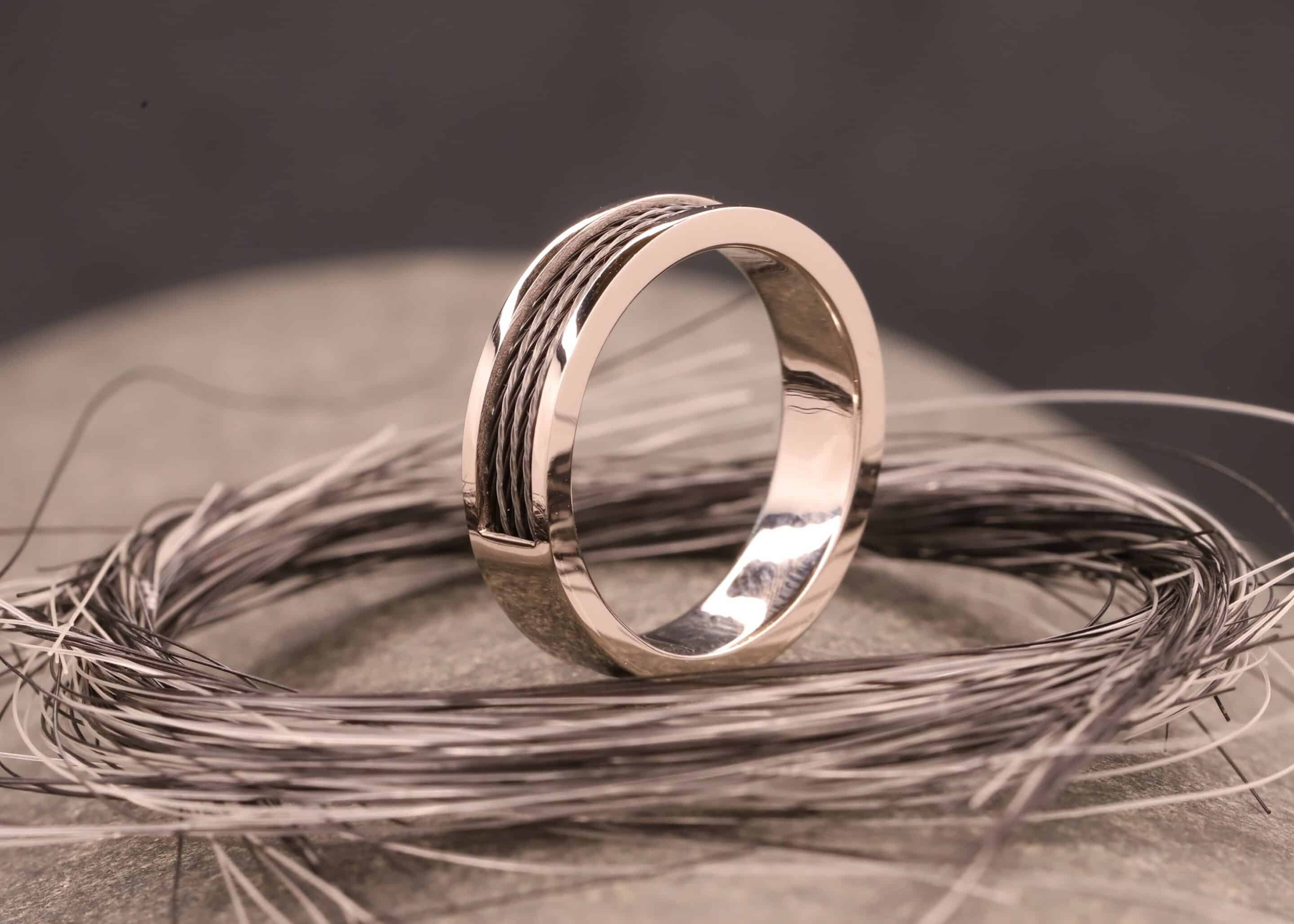 polierter pferde haar ring aus grau gold schmuckgarten stolberg aachen