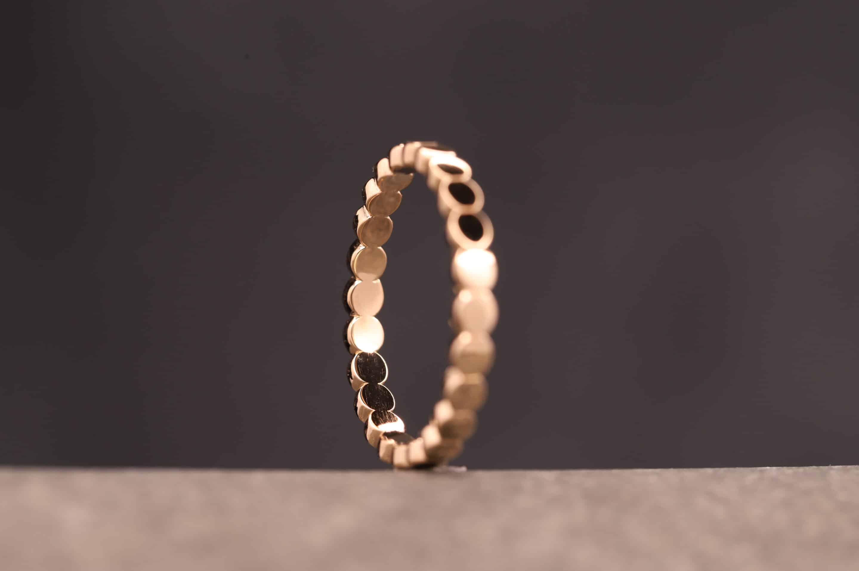 besonderer ring mit kreis elementen aus gold aachen schmuckgarten