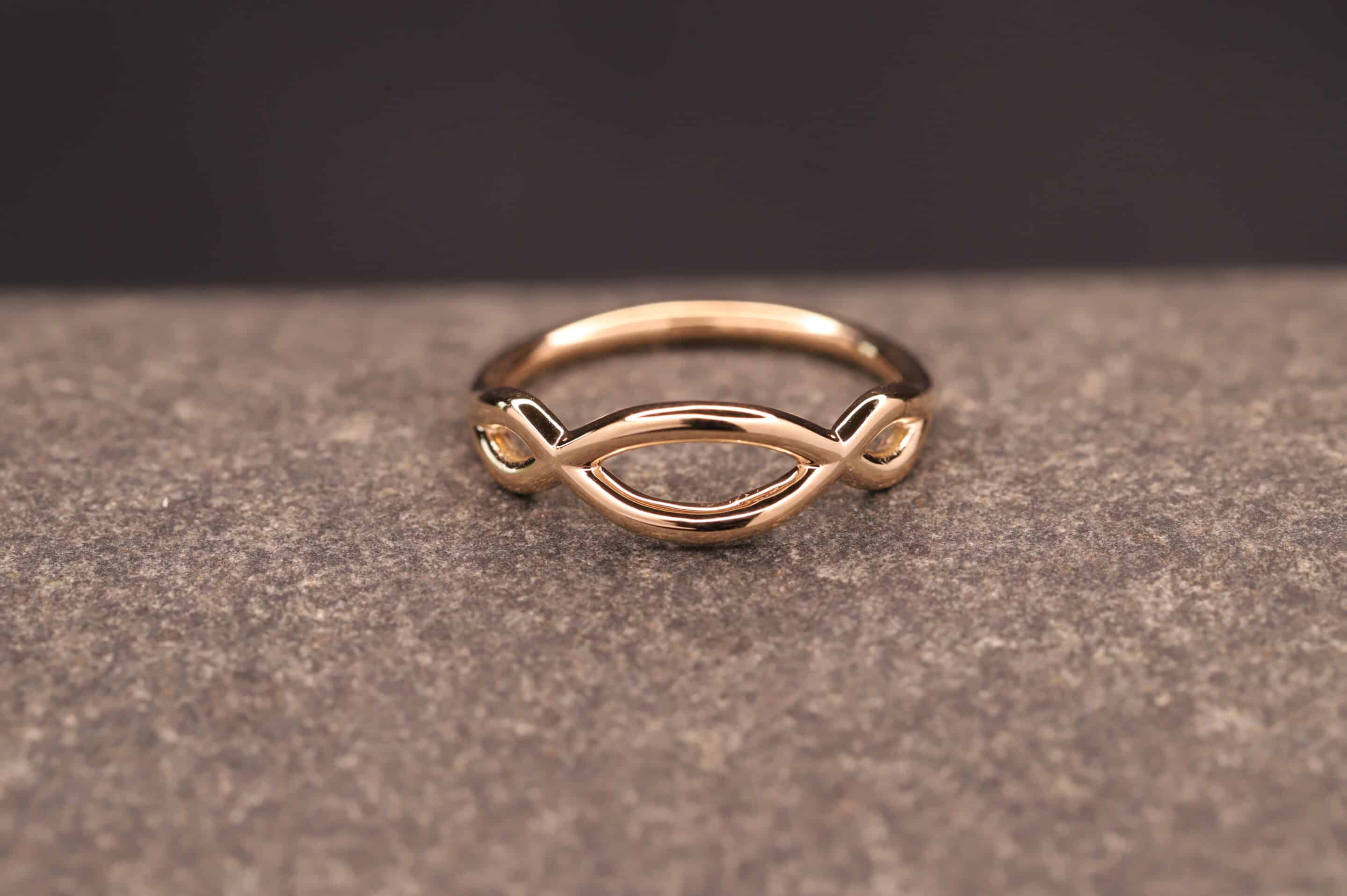 verspielter gold ring runddraht anfertigung aus dem schmuckgarten