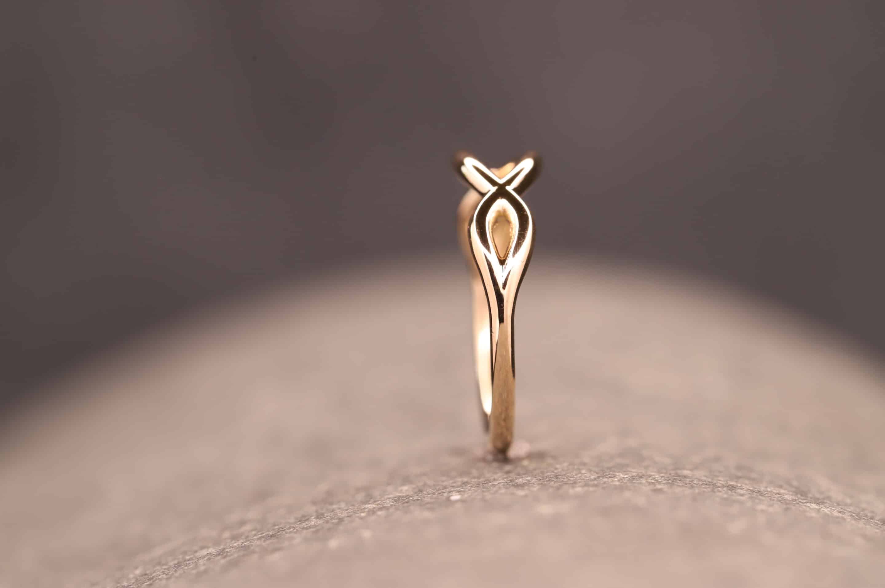 verspielter gold ring runddraht anfertigung aus dem schmuckgarten