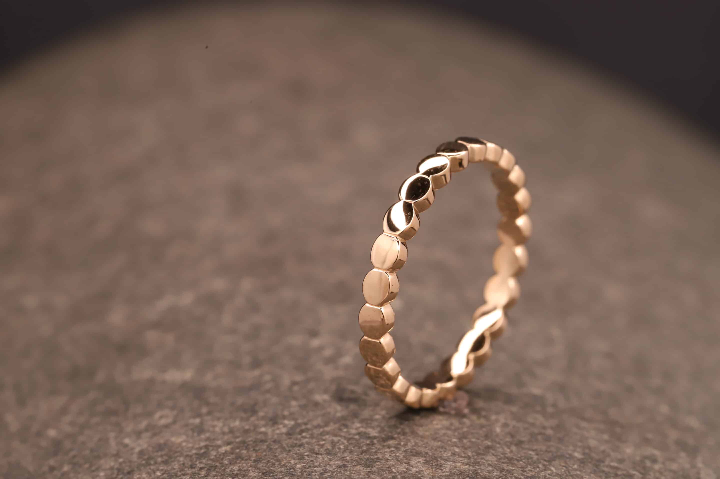 besonderer ring mit kreis elementen aus gold aachen schmuckgarten