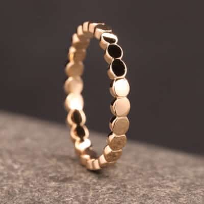 besonderer ring mit kreis elementen aus gold aachen schmuckgarten