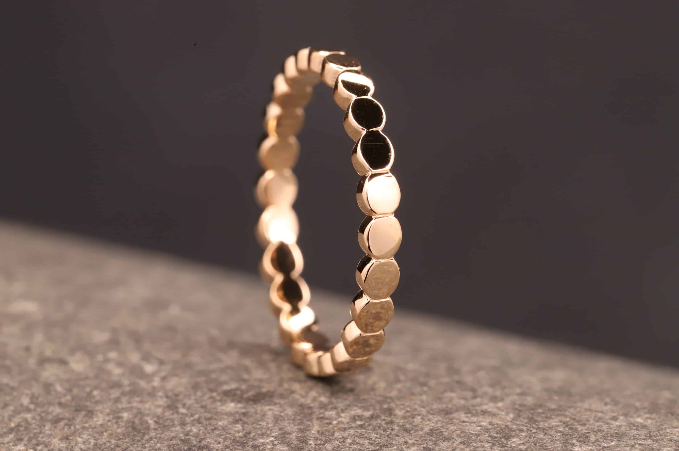 besonderer ring mit kreis elementen aus gold aachen schmuckgarten