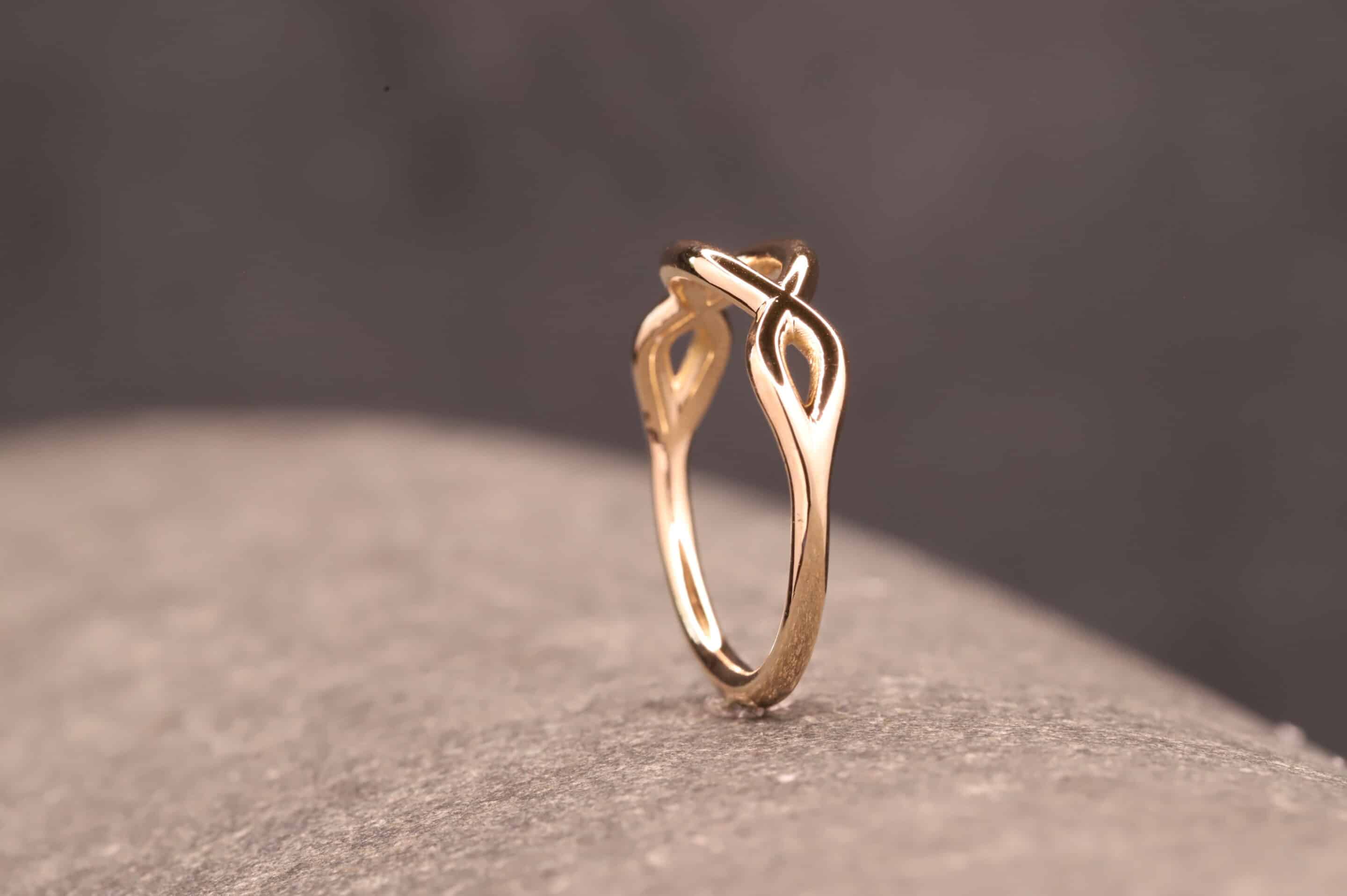 verspielter gold ring runddraht anfertigung aus dem schmuckgarten