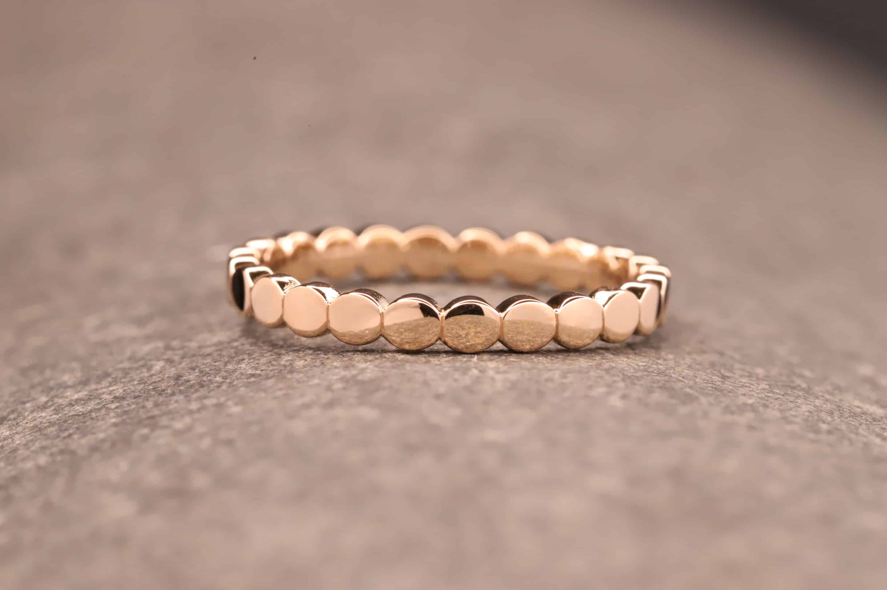 besonderer ring mit kreis elementen aus gold aachen schmuckgarten