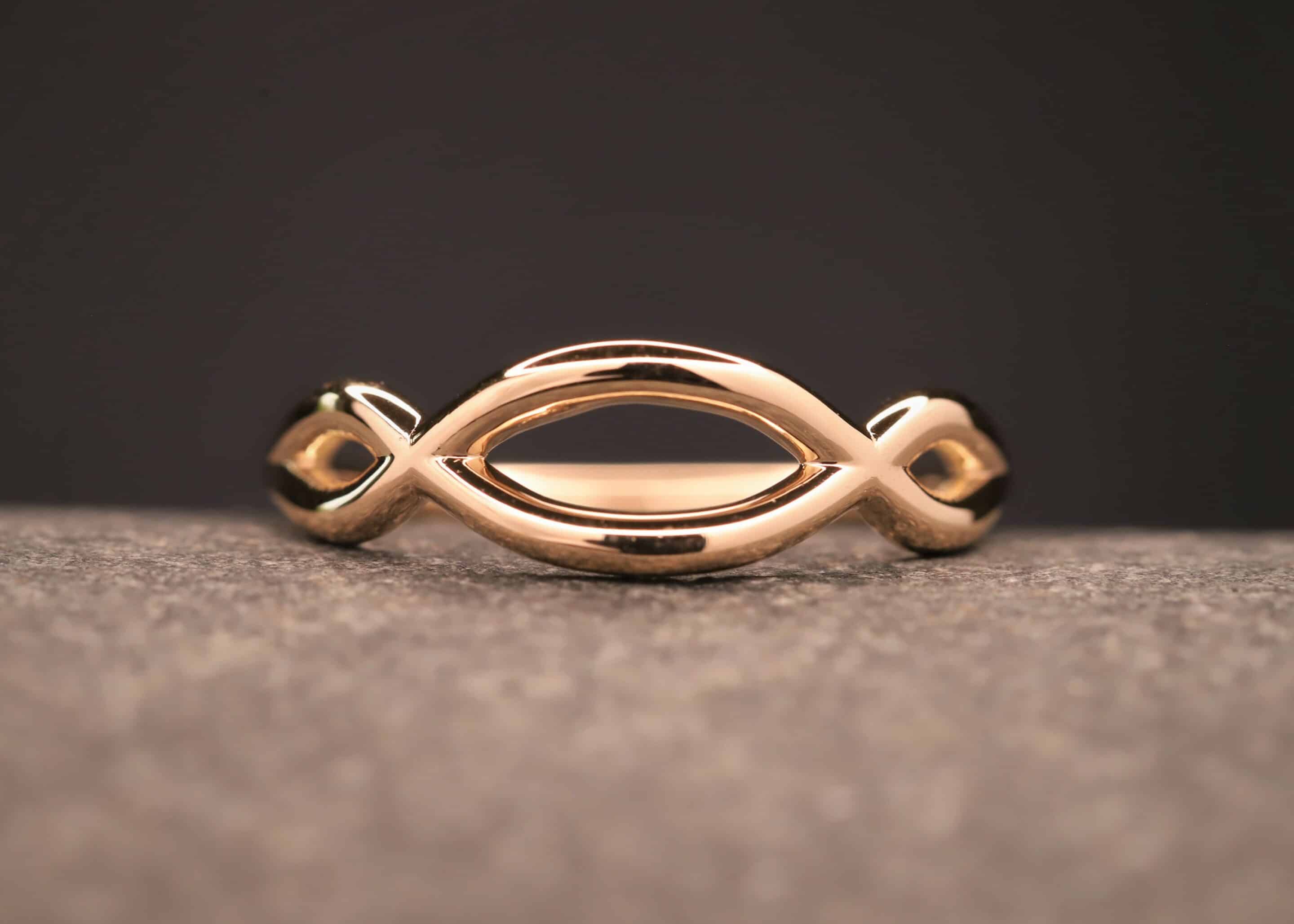 verspielter gold ring runddraht anfertigung aus dem schmuckgarten