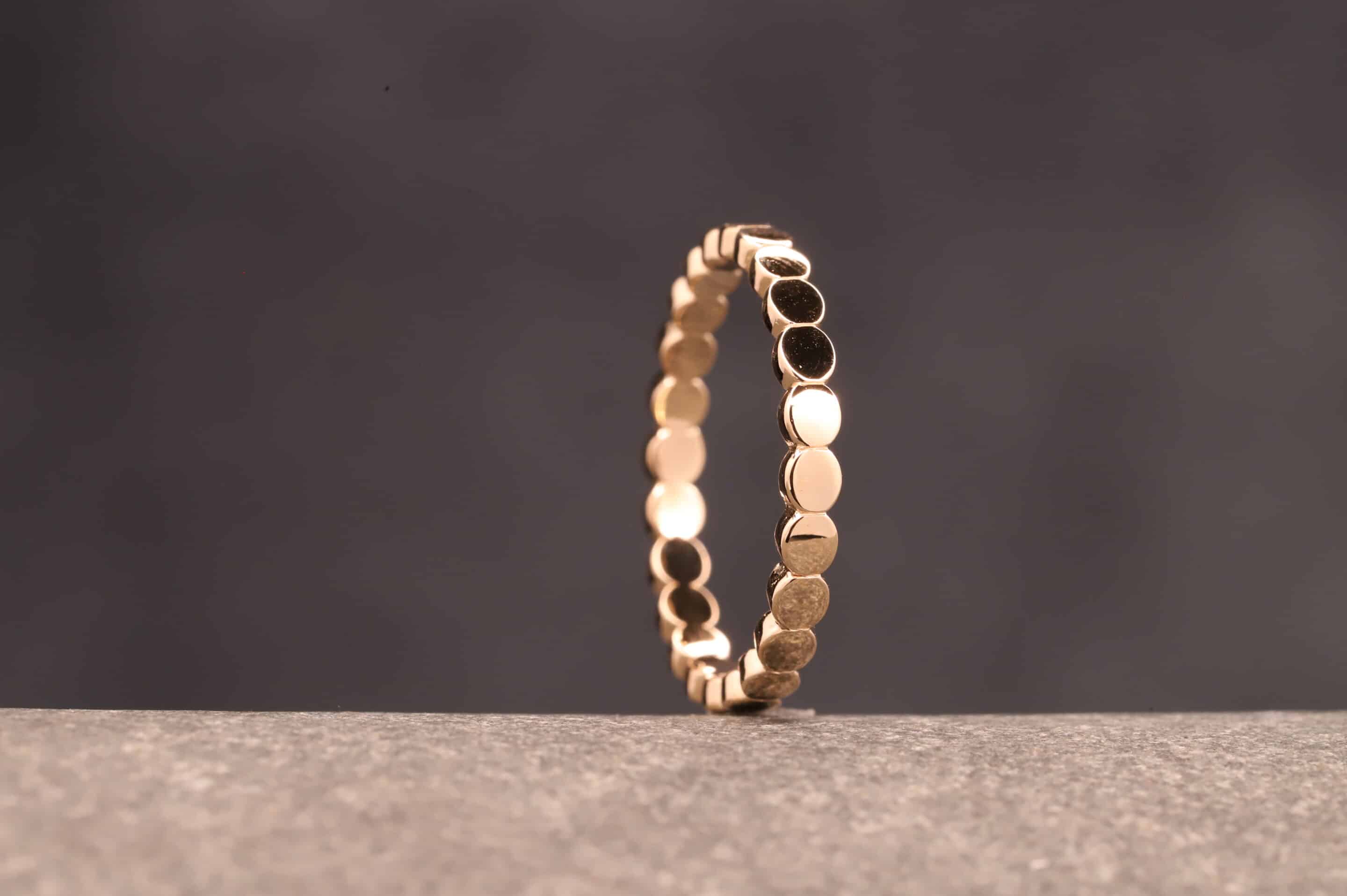 besonderer ring mit kreis elementen aus gold aachen schmuckgarten