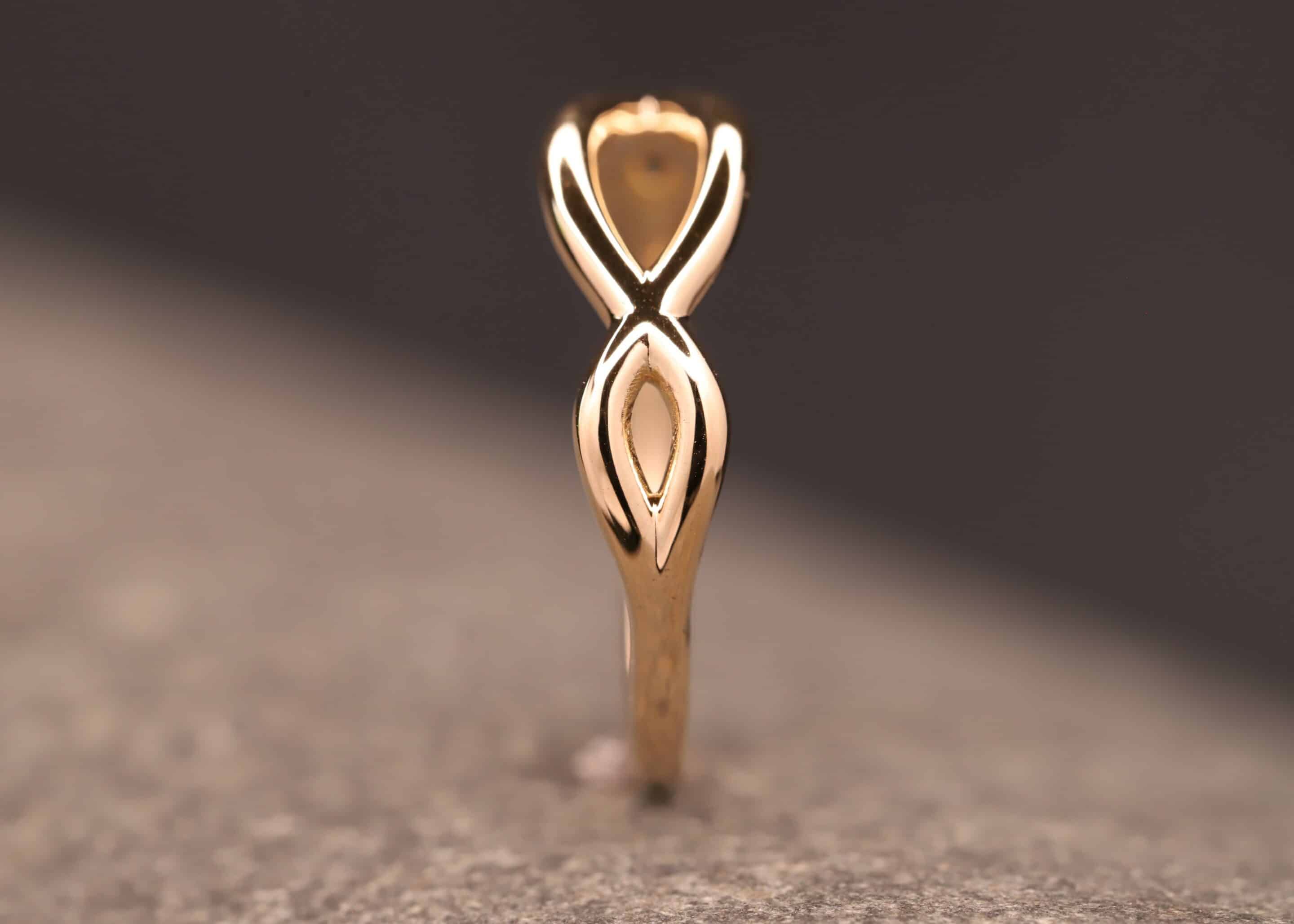 verspielter gold ring runddraht anfertigung aus dem schmuckgarten