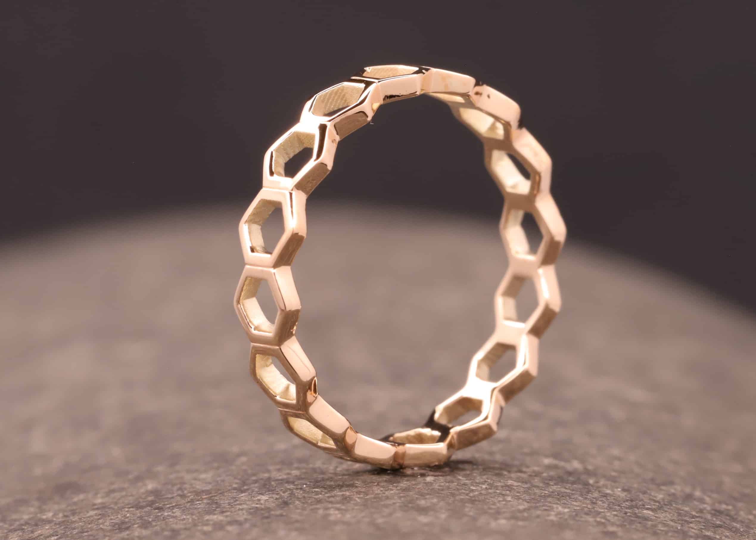 gold ring aus sechsecken / waben hergestellt im schmuckgarten