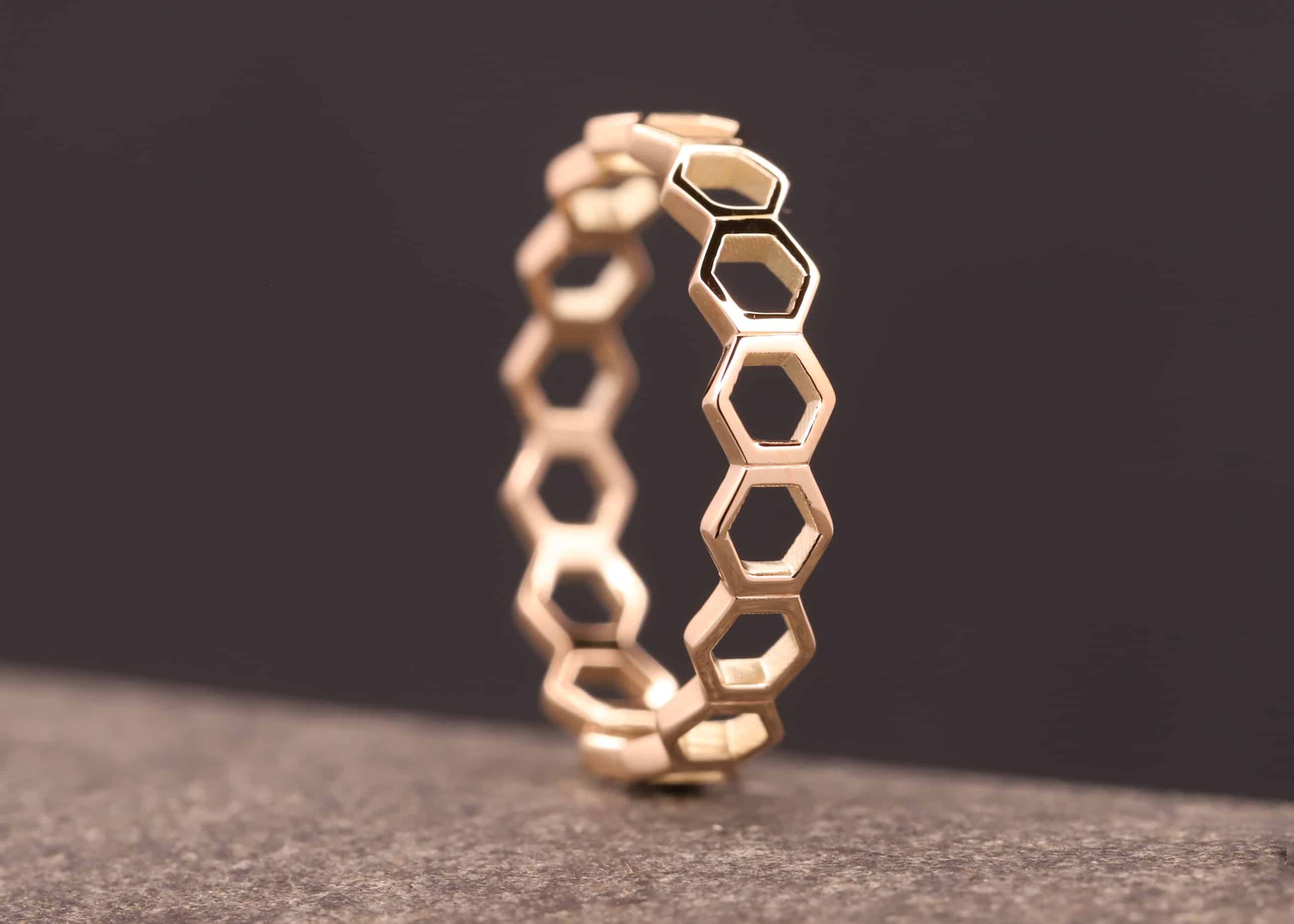 gold ring aus sechsecken / waben hergestellt im schmuckgarten