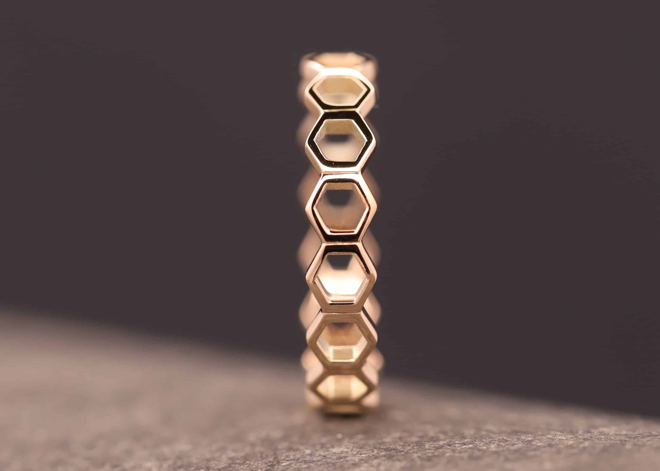 gold ring aus sechsecken / waben hergestellt im schmuckgarten