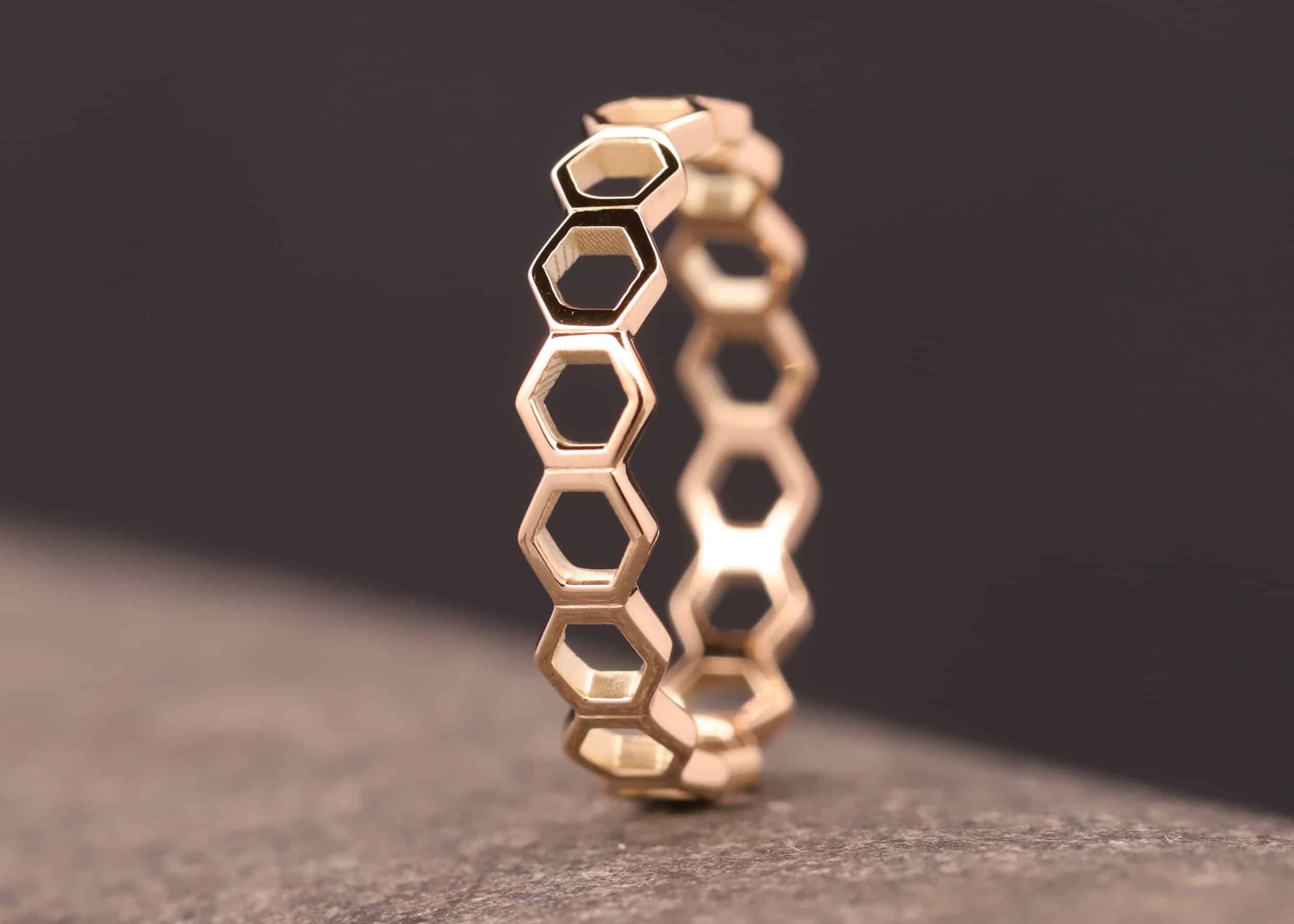 gold ring aus sechsecken / waben hergestellt im schmuckgarten