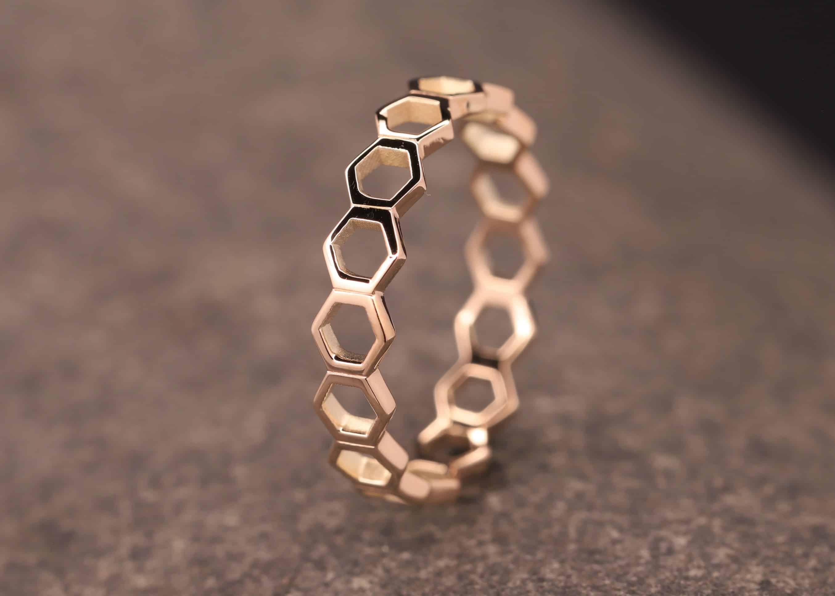gold ring aus sechsecken / waben hergestellt im schmuckgarten