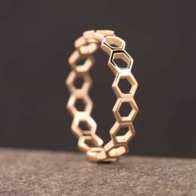 gold ring aus sechsecken / waben hergestellt im schmuckgarten