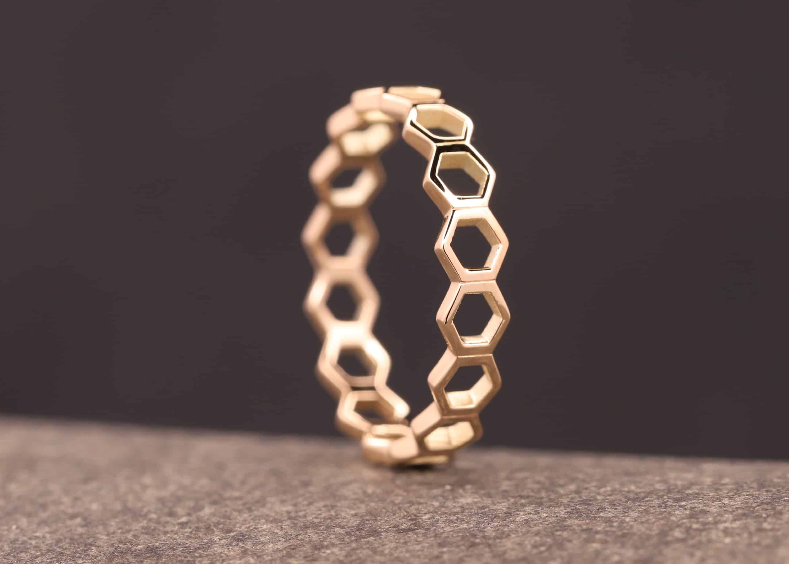 gold ring aus sechsecken / waben hergestellt im schmuckgarten