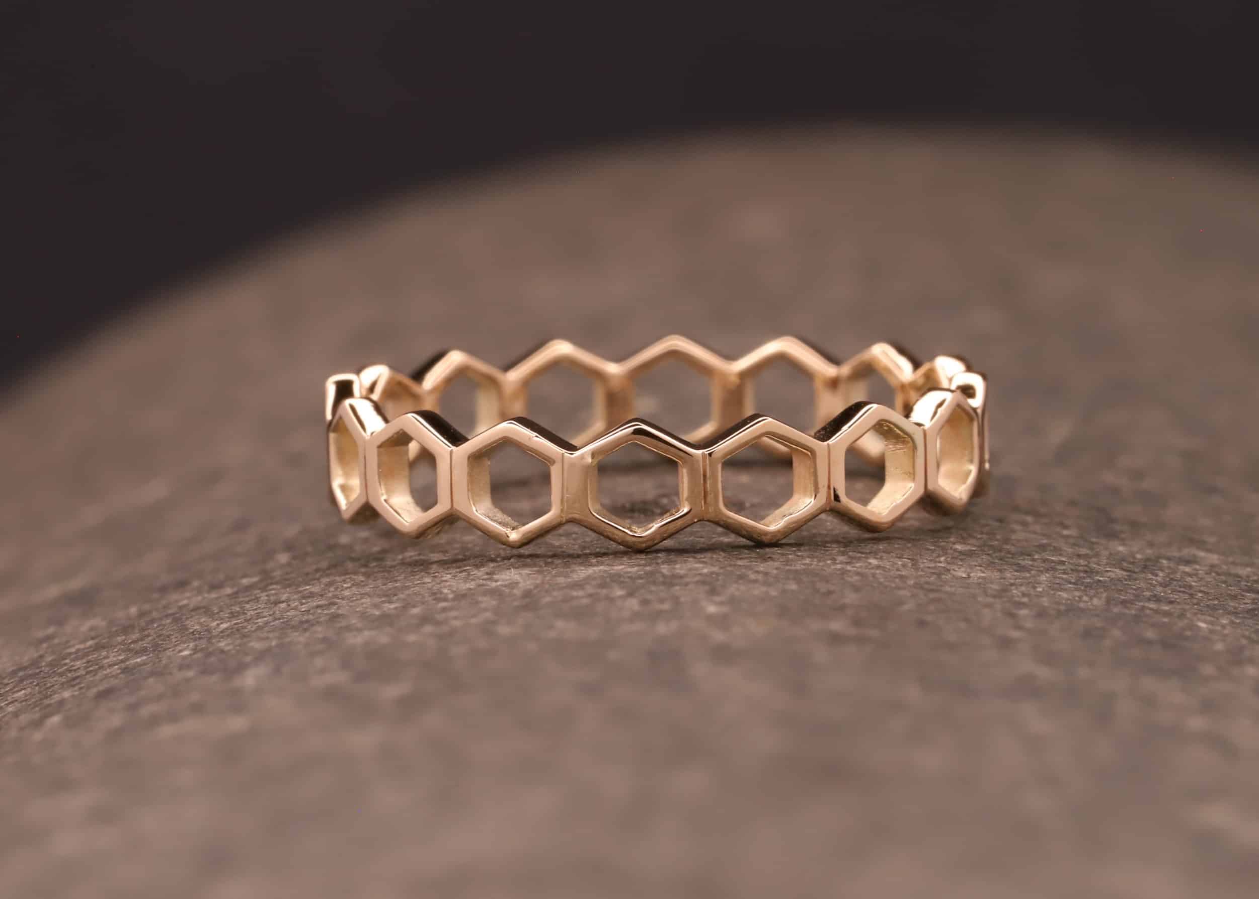 gold ring aus sechsecken / waben hergestellt im schmuckgarten