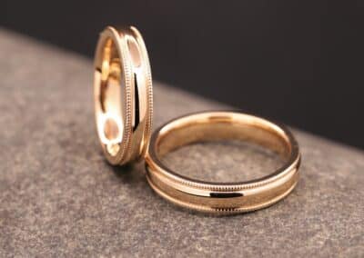 polierte gold trau ringe mit millgriff rand angefertigt im schmuckgarten in stolberg