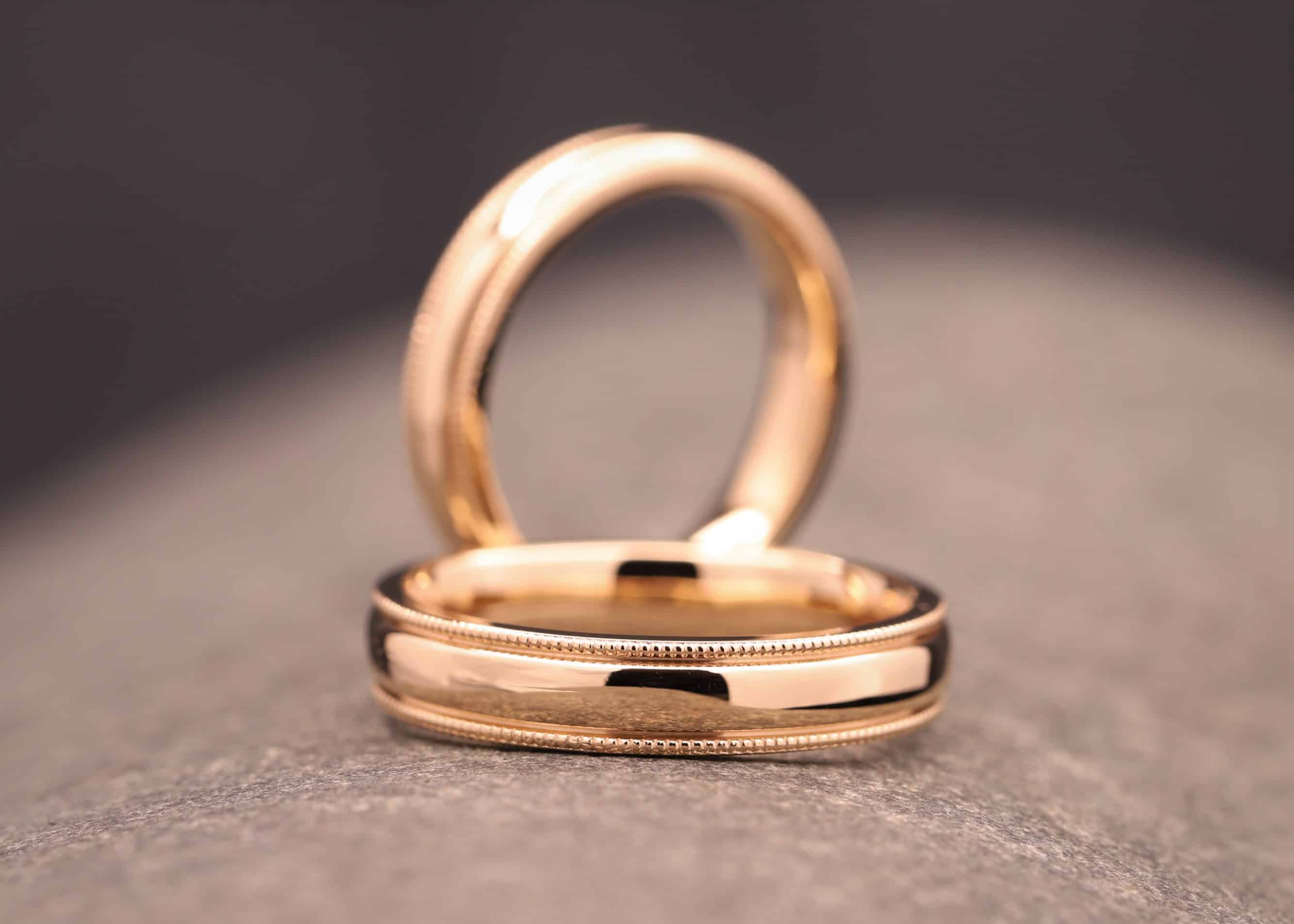polierte gold trau ringe mit millgriff rand angefertigt im schmuckgarten in stolberg
