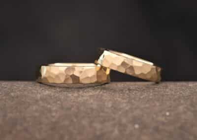 geschmiedete gold trau ringe aus dem schmuckgarten bei aachen