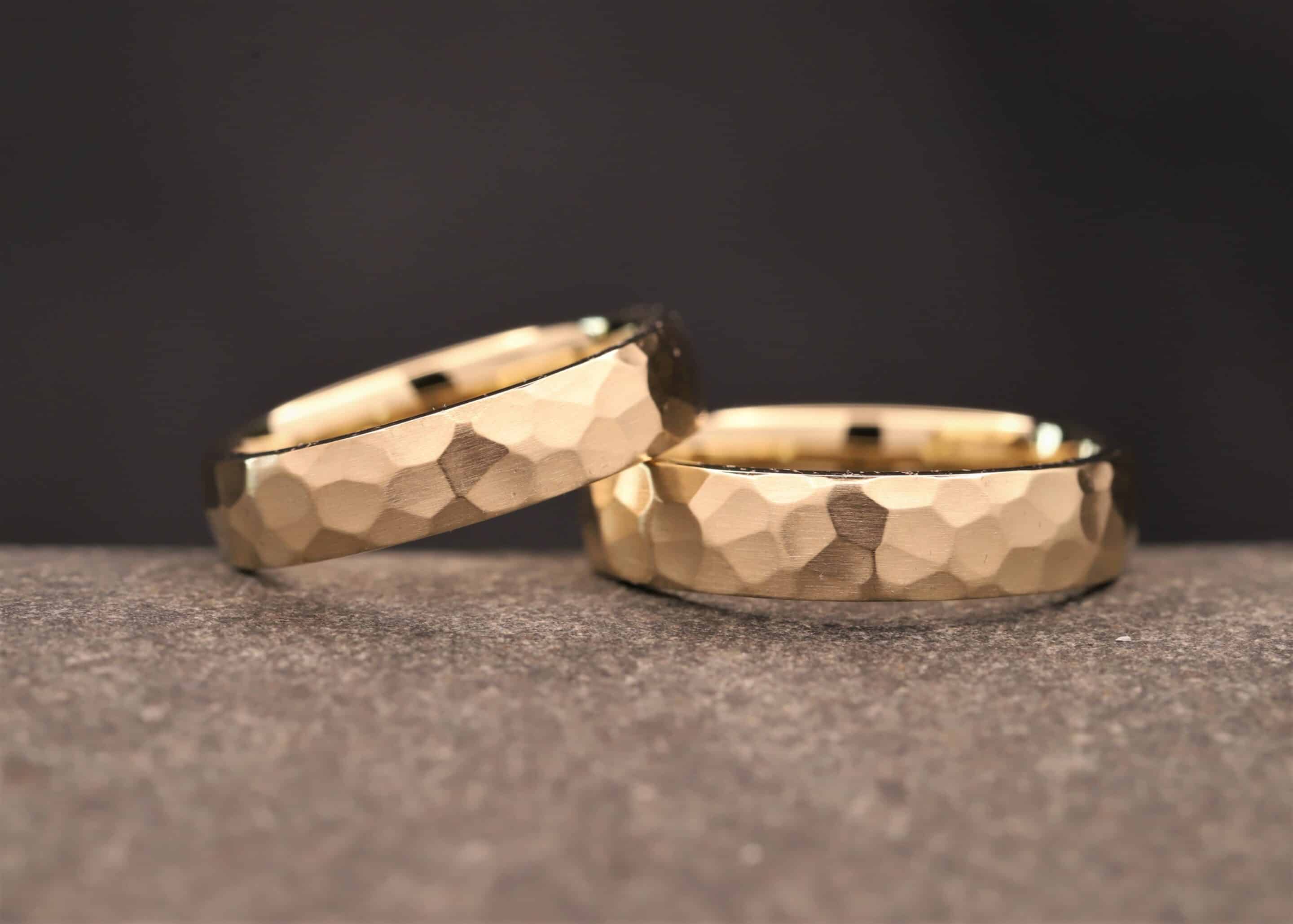 geschmiedete gold trau ringe aus dem schmuckgarten bei aachen