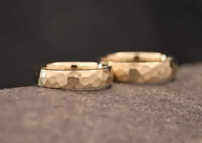 geschmiedete gold trau ringe aus dem schmuckgarten bei aachen