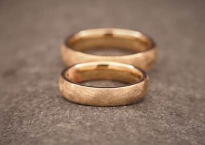 zeitlose ehe rose gold ringe mit eismatt - oberflaeche