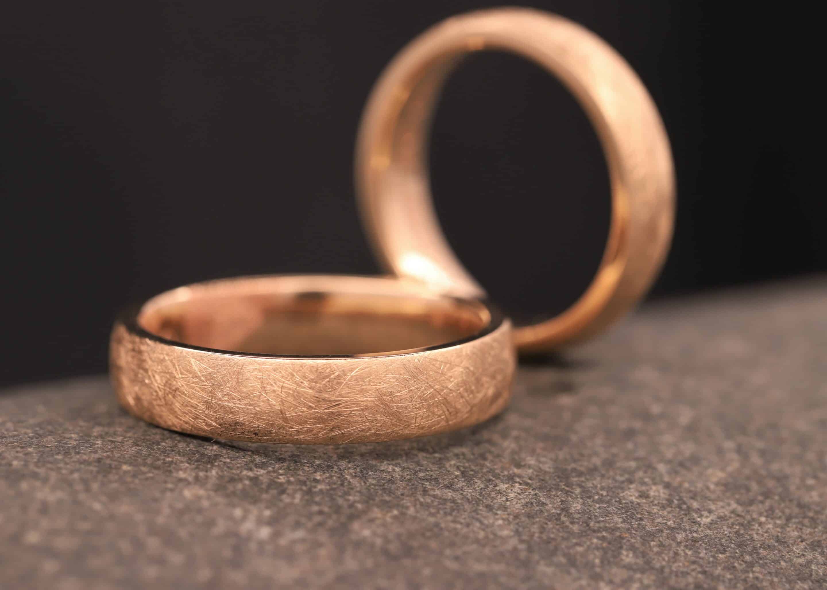 zeitlose ehe rose gold ringe mit eismatt - oberflaeche